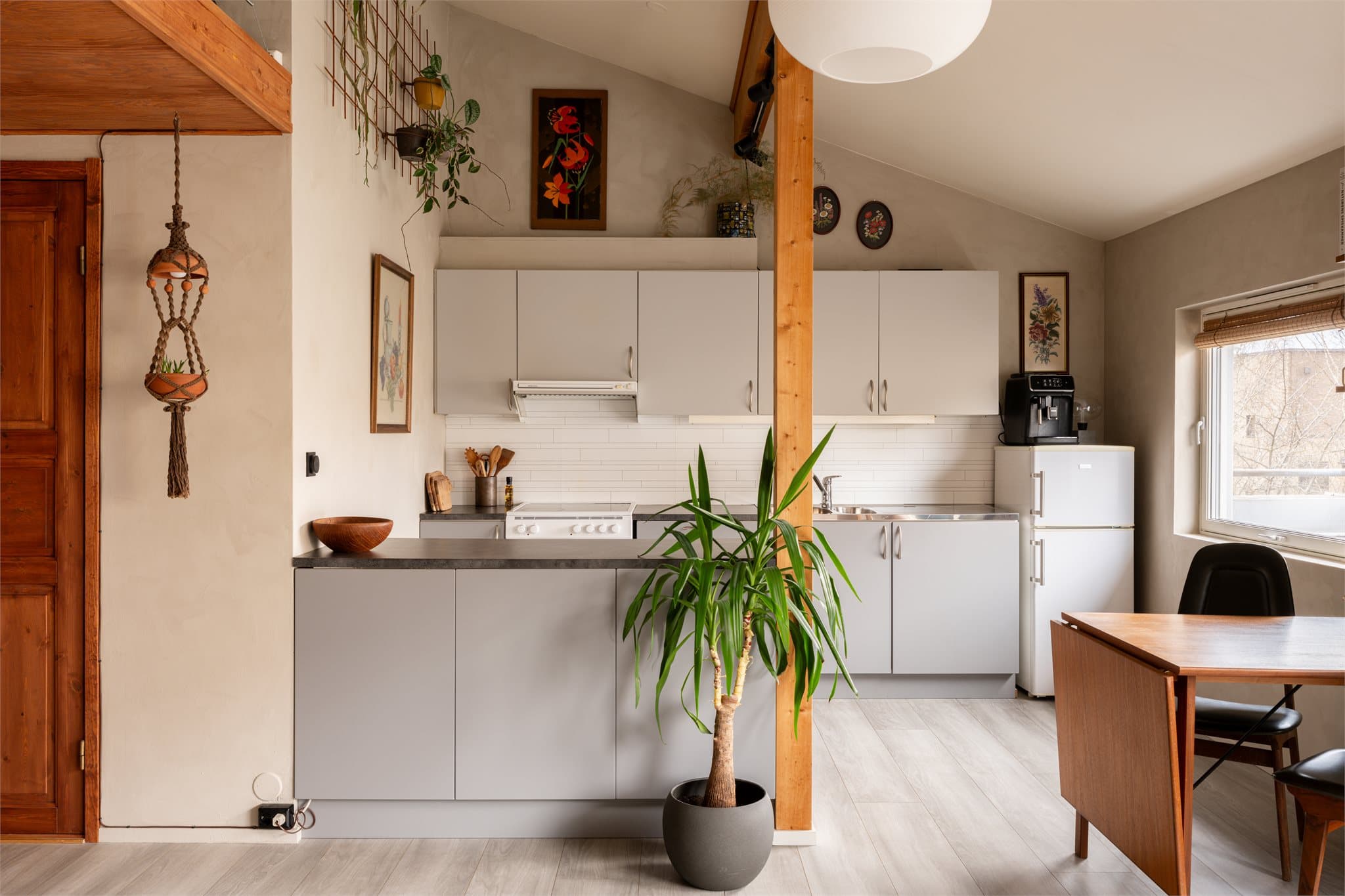 Tidløst kjøkken med god kombinasjon av skap- og benkeplass.