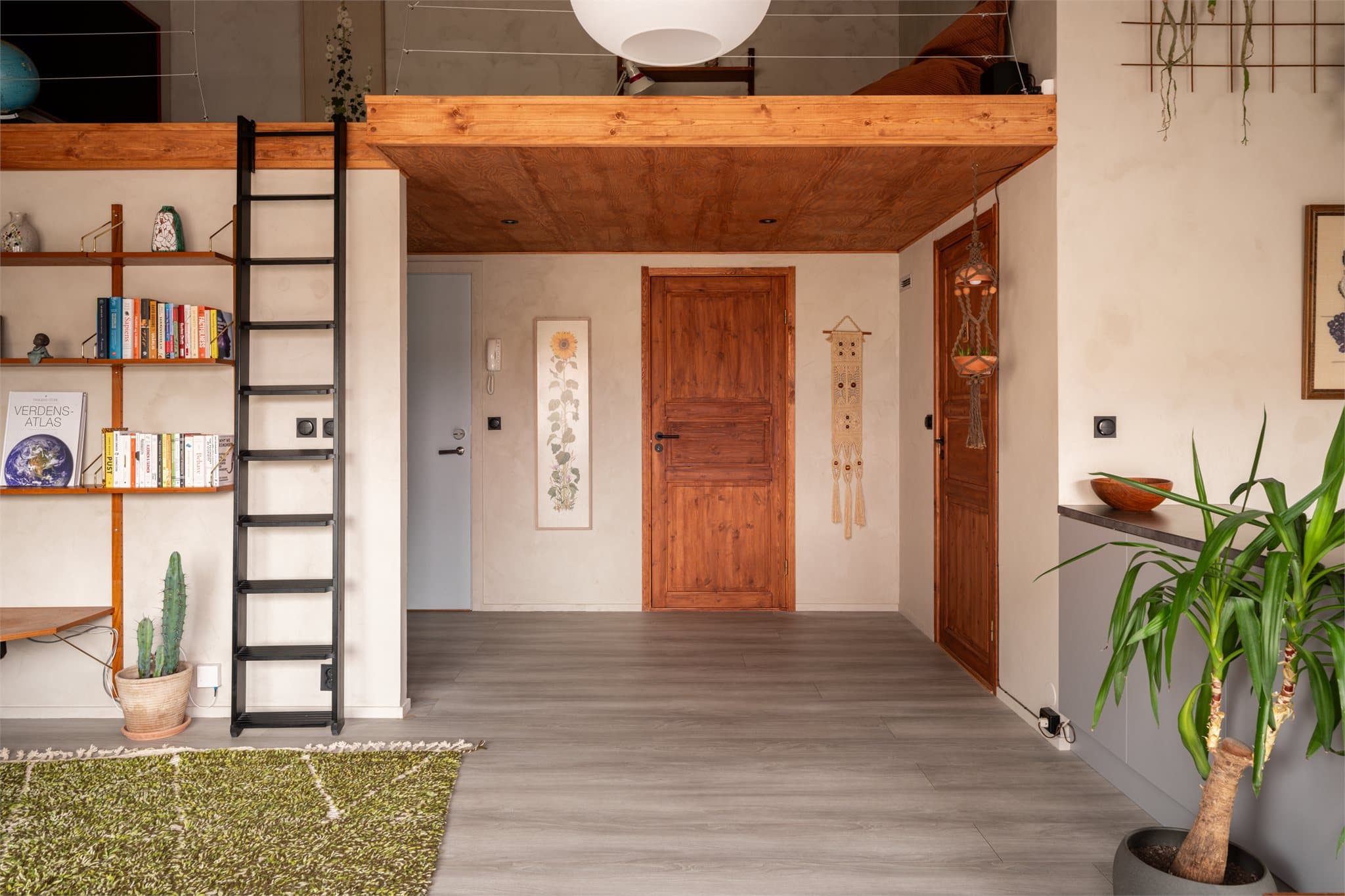 Veggene er utført med kalkmaling, som gir en naturlig og dempet overflate.