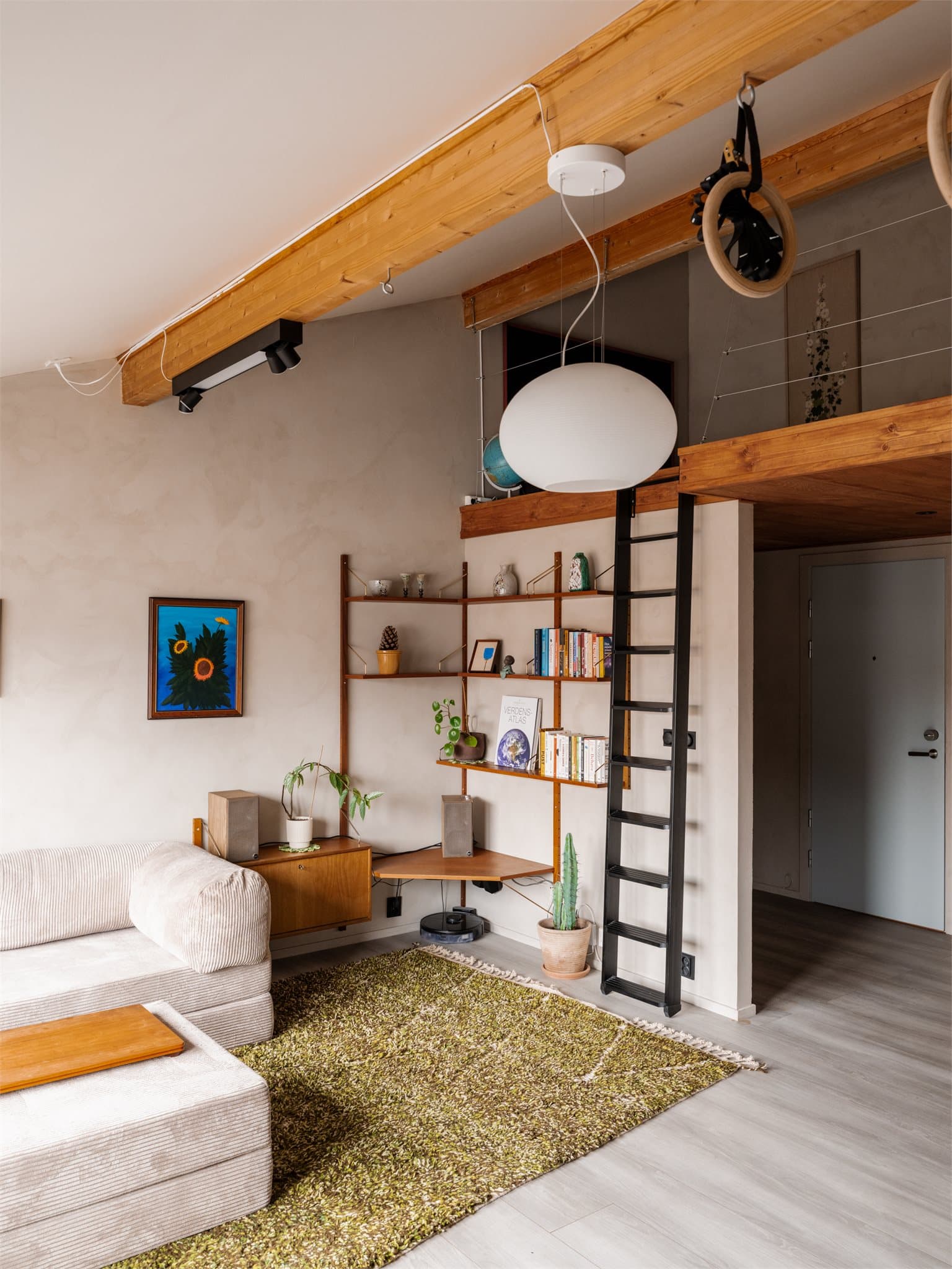 Fra stuen er det trapp opp til en stor hems.