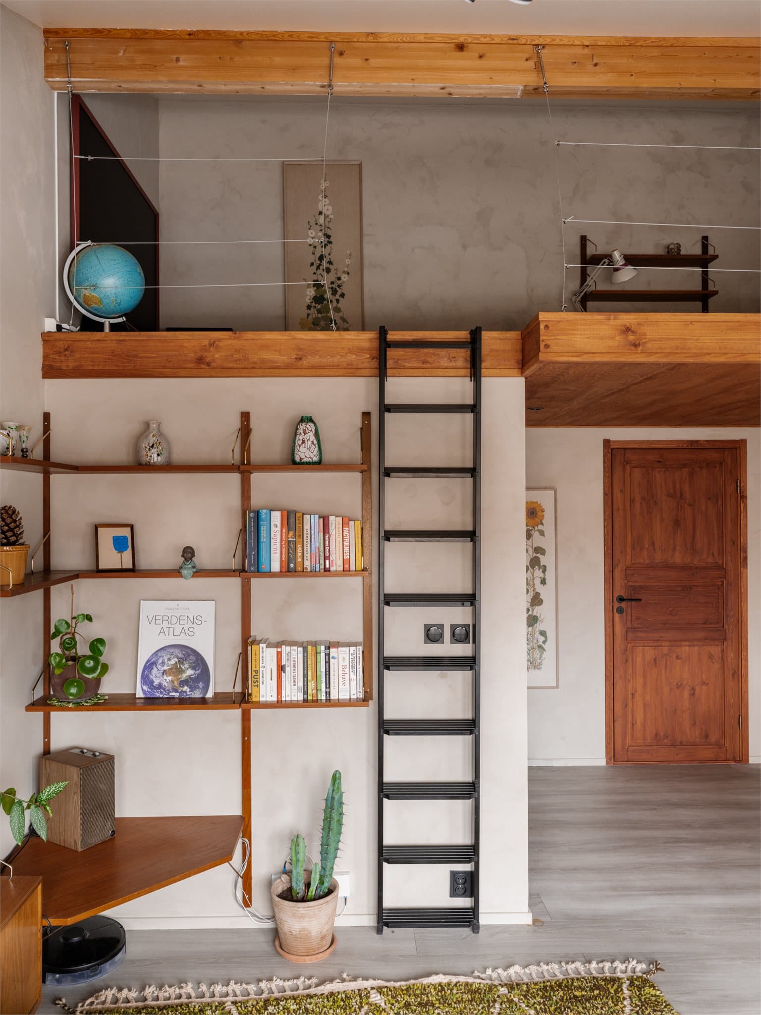 Bli med opp på hemsen! Praktisk hems som utnytter takhøyden godt og gir boligen et ekstra oppholdsrom.