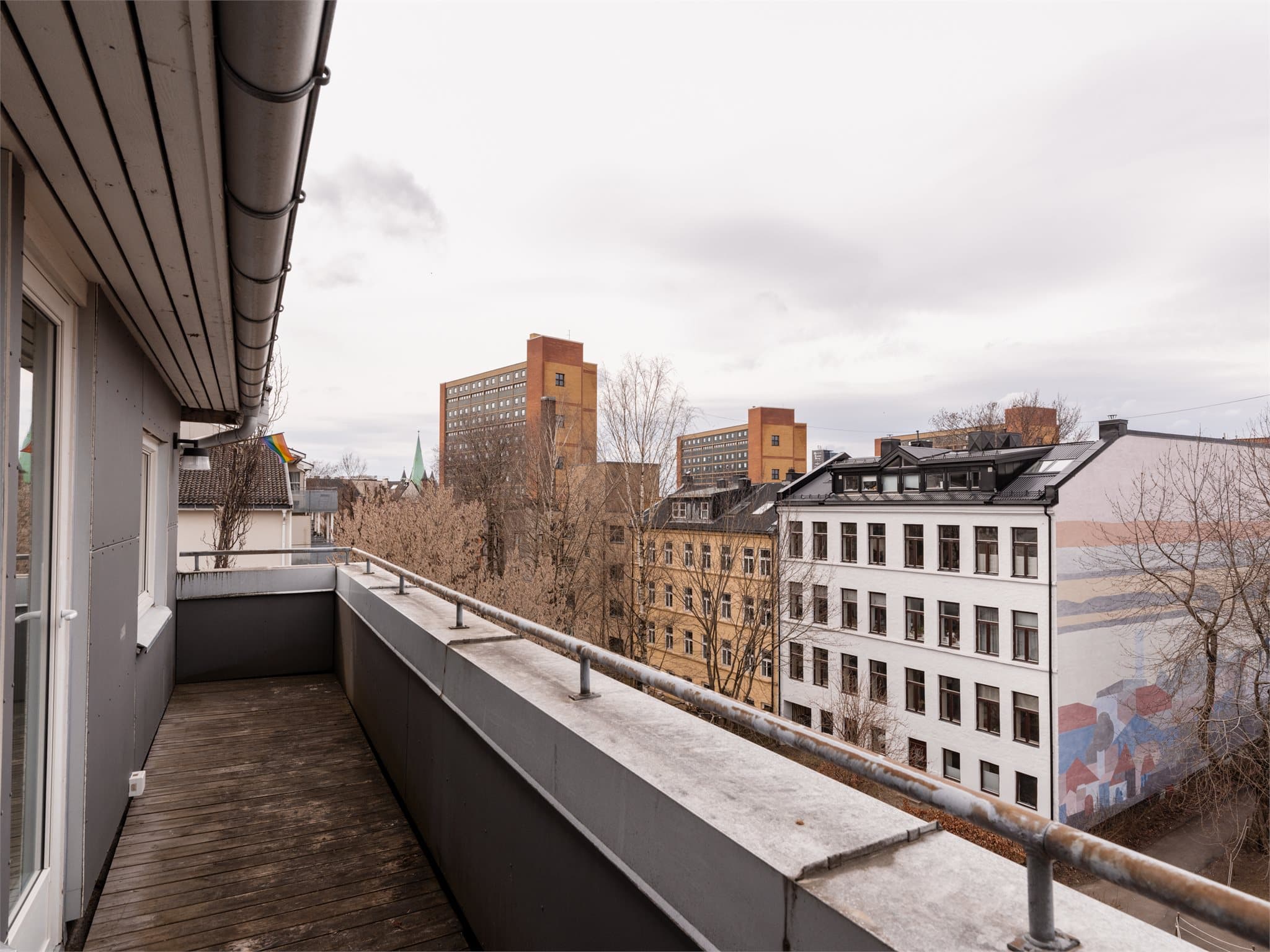 Vestvendt balkong på ca. 8 kvm med gode solforhold og plass til sittegruppe.