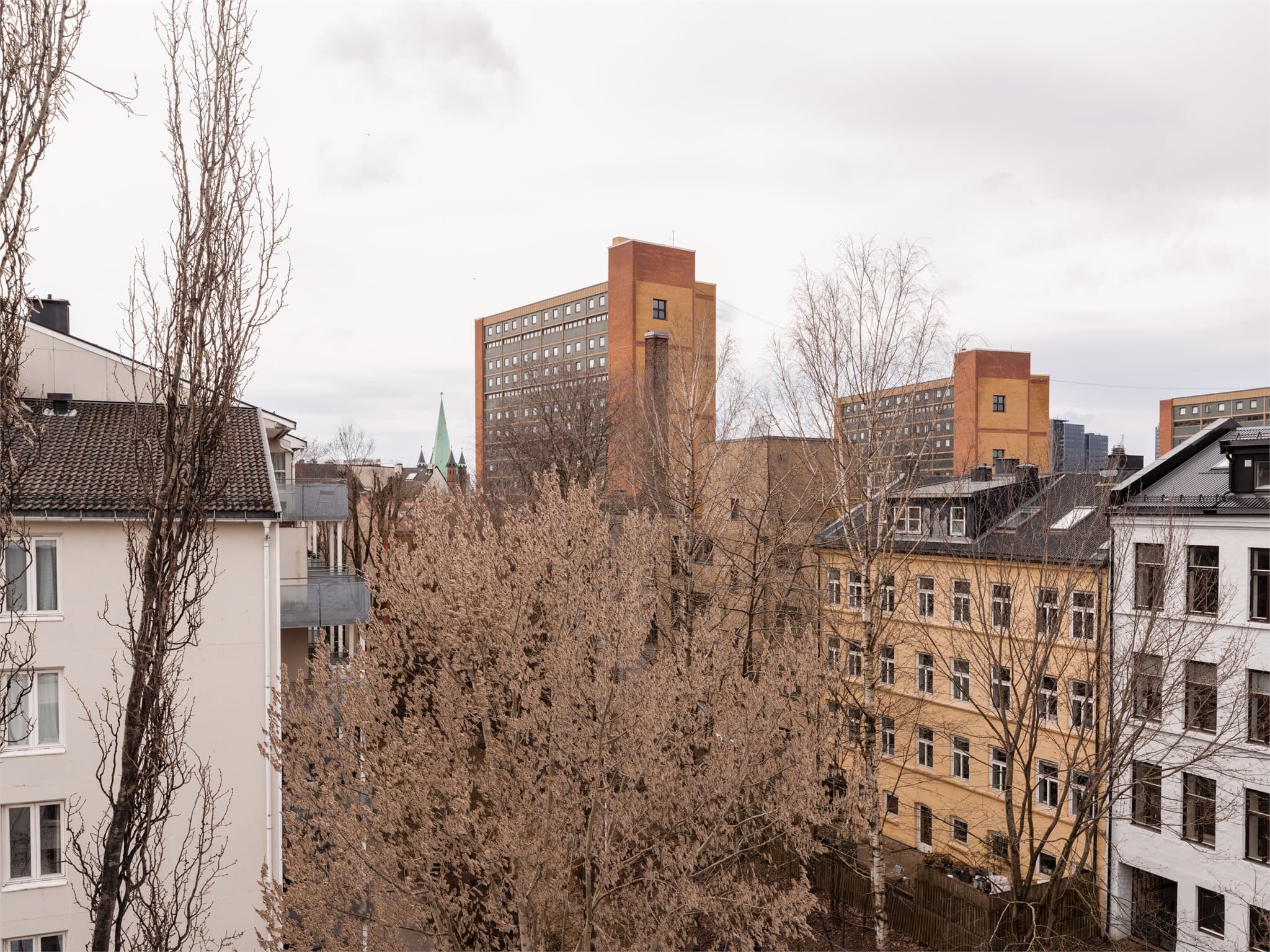 Balkongen har utsyn mot felles grøntarealer og omkringliggende bebyggelse.
