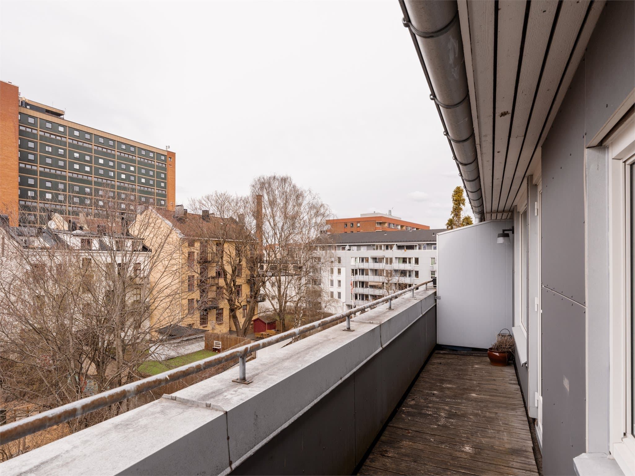 Her kan man nyte ettermiddags- og kveldssol i rolige omgivelser.