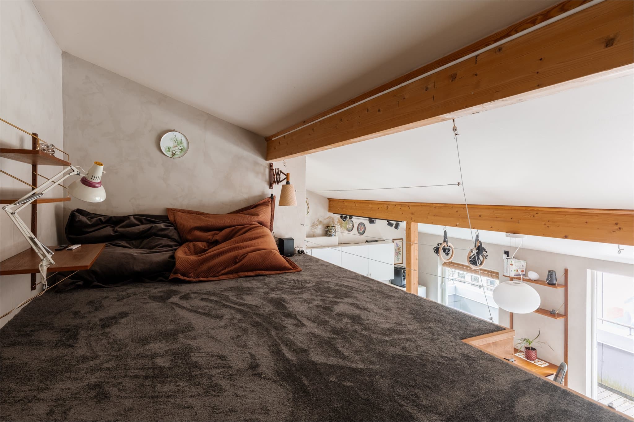 Her er det plass til seng eller madrass, og området egner seg godt som soveplass eller en hyggelig TV-/avslapningssone.
