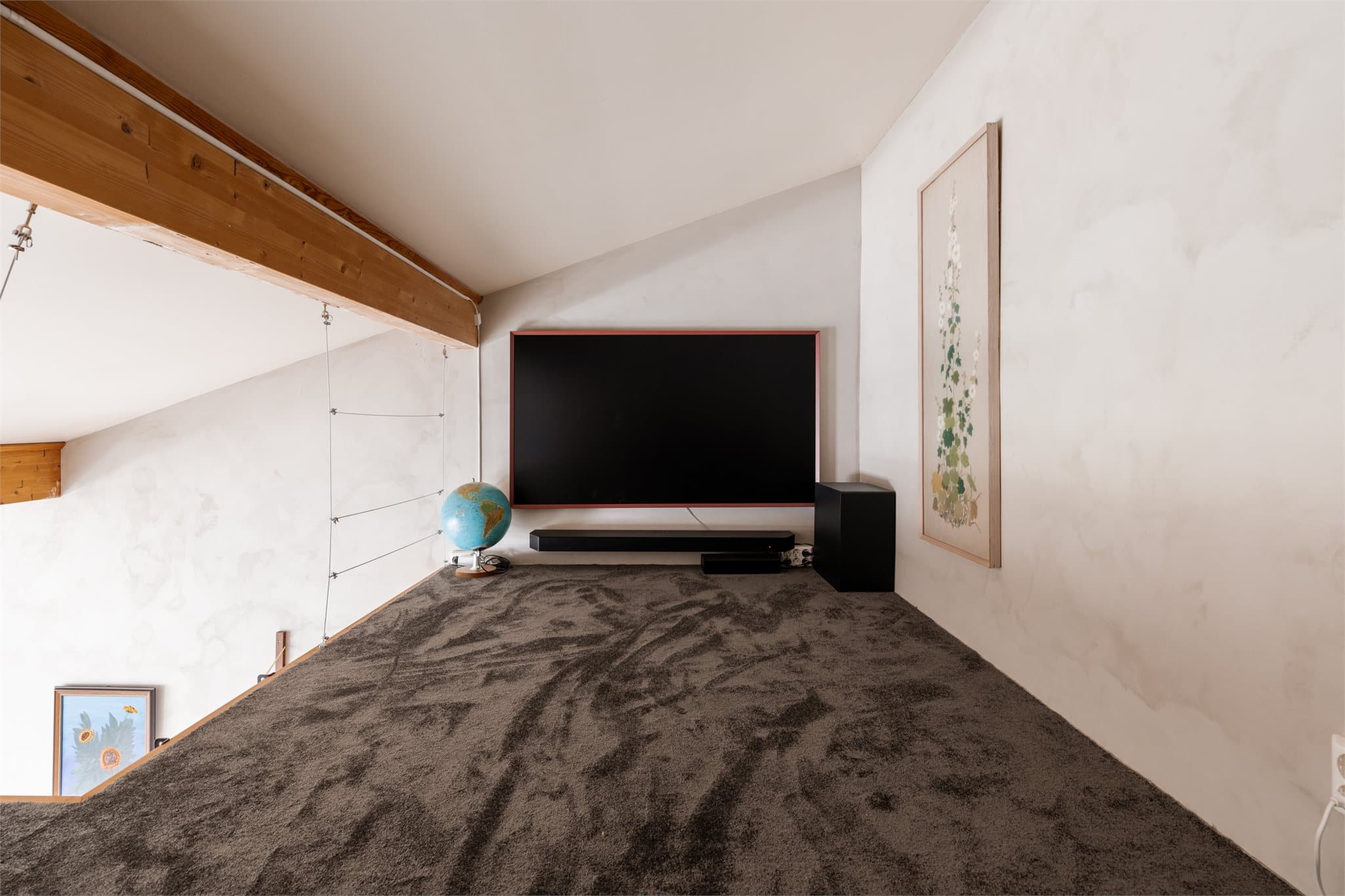 Den åpne løsningen mot stuen bidrar til en luftig og spennende romfølelse.