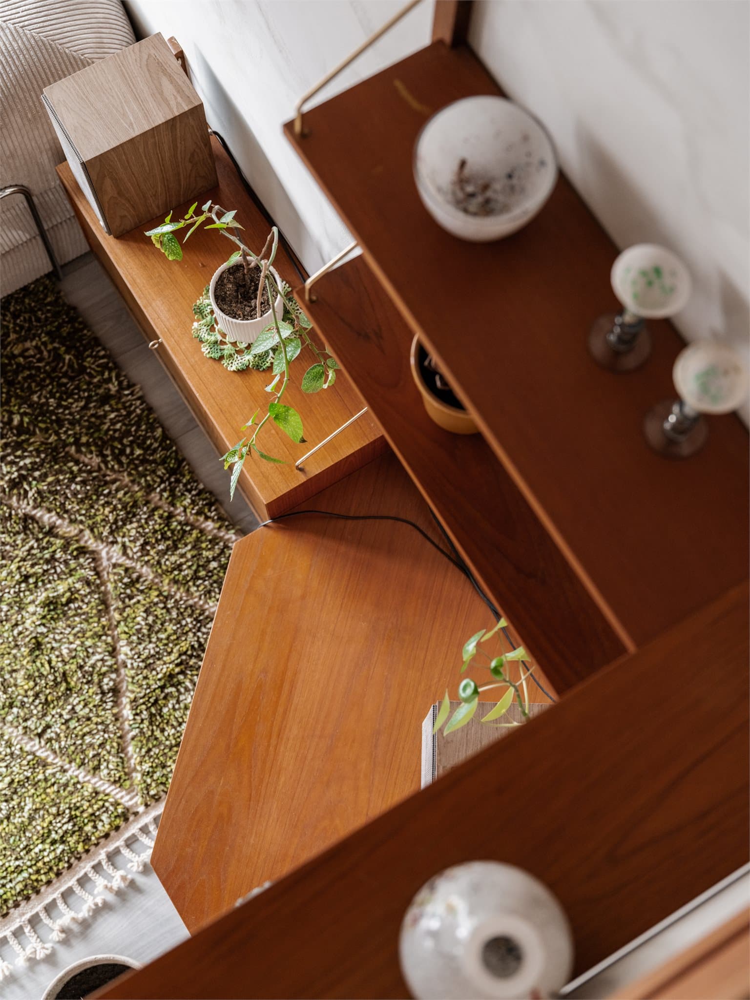 Flott hylleløsning i teak som medfølger.