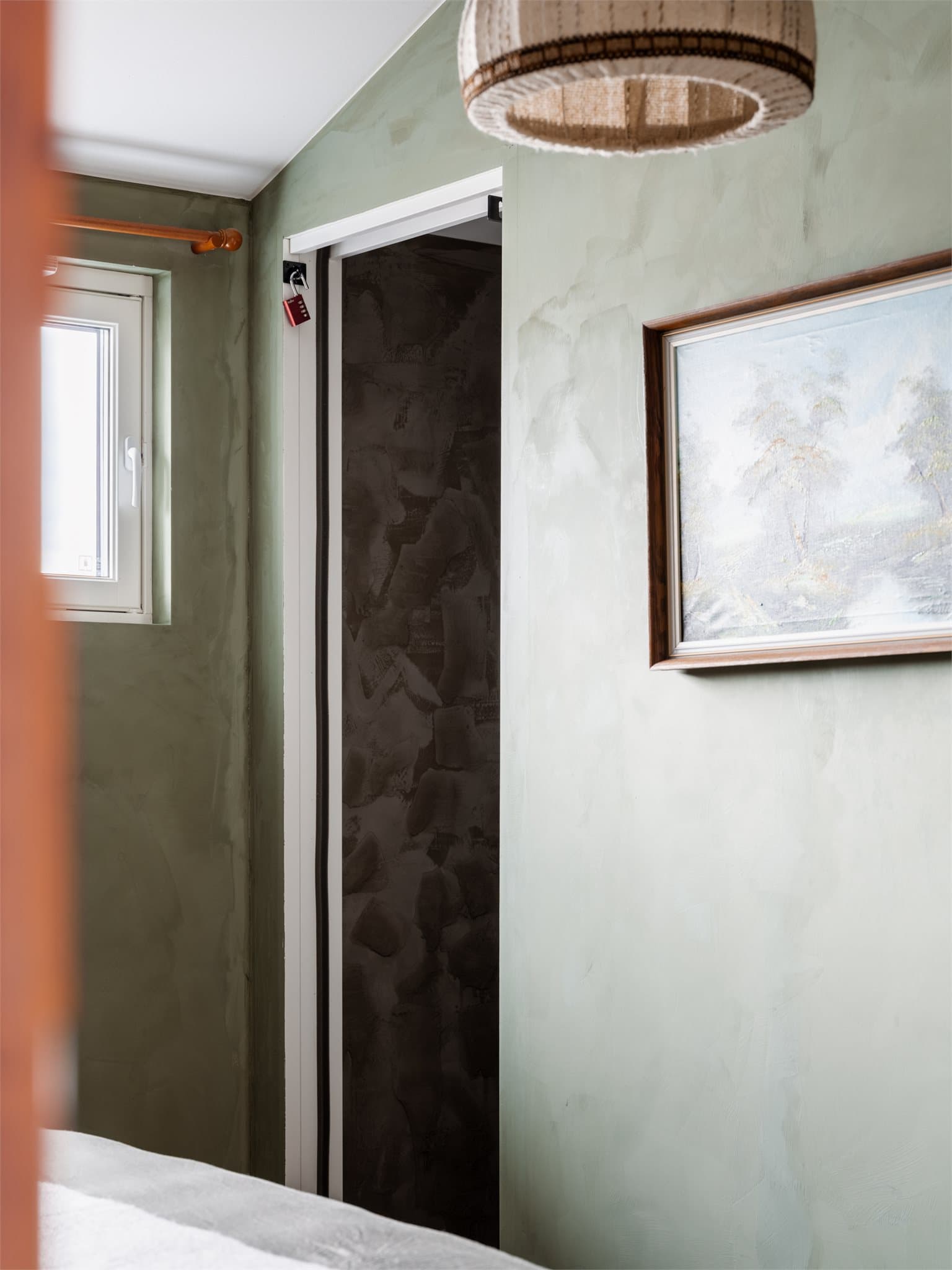 Rikelig med oppbevaringsplass i egen walk-in garderobe tilknyttet soverommet.