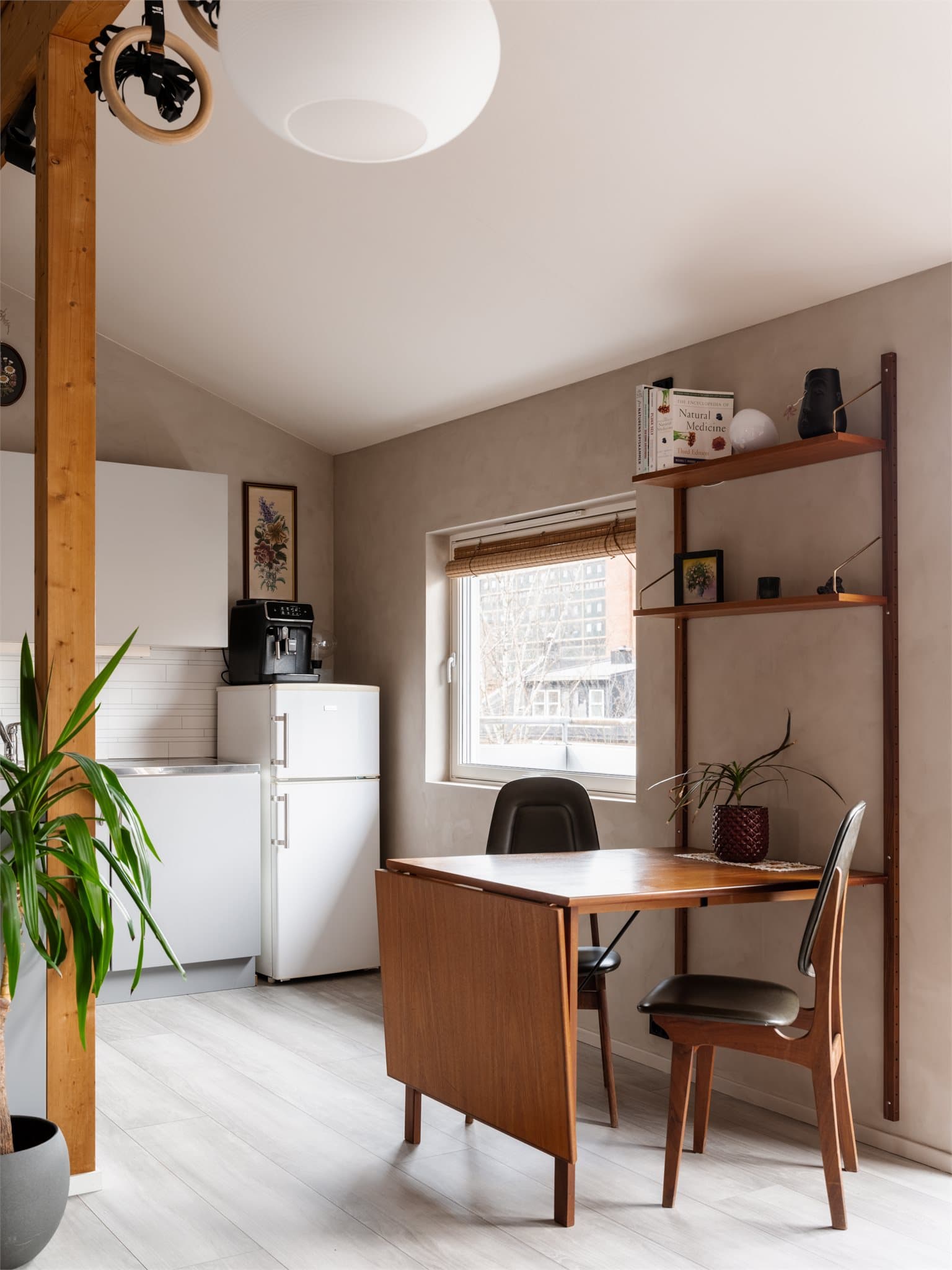 Hyggelig spiseplass i tilknytning til kjøkkenet, med plass til spisebord og flere sitteplasser.