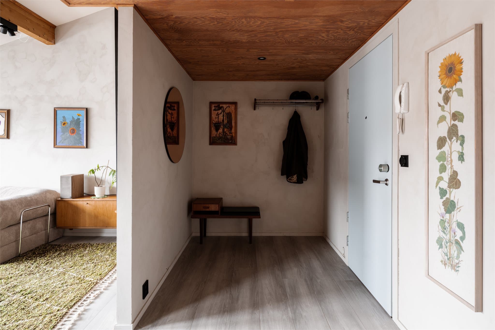 Innbydende entré med plass til yttertøy og oppbevaring.