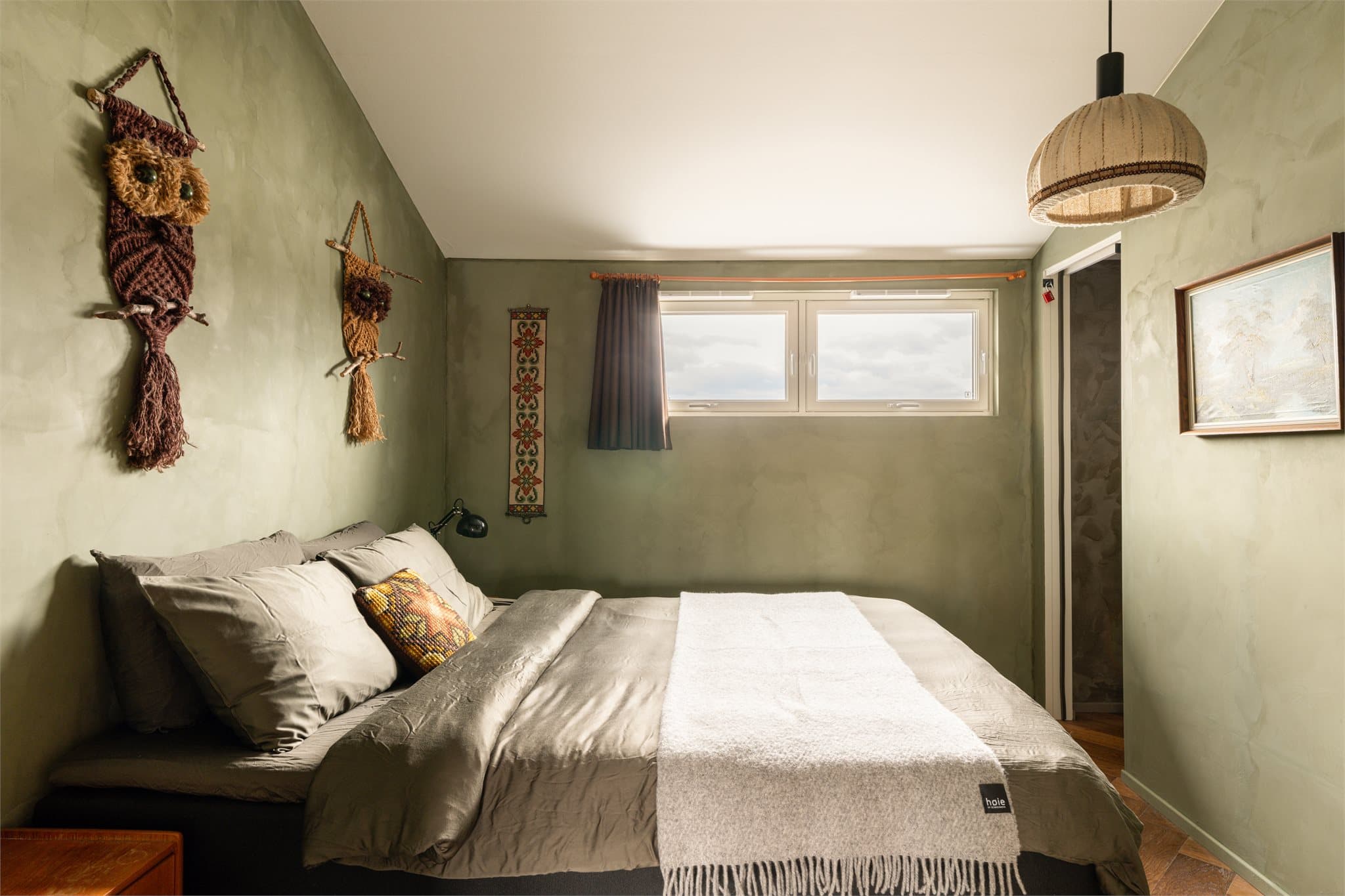 Rolige fargevalg og materialer skaper en behagelig atmosfære.