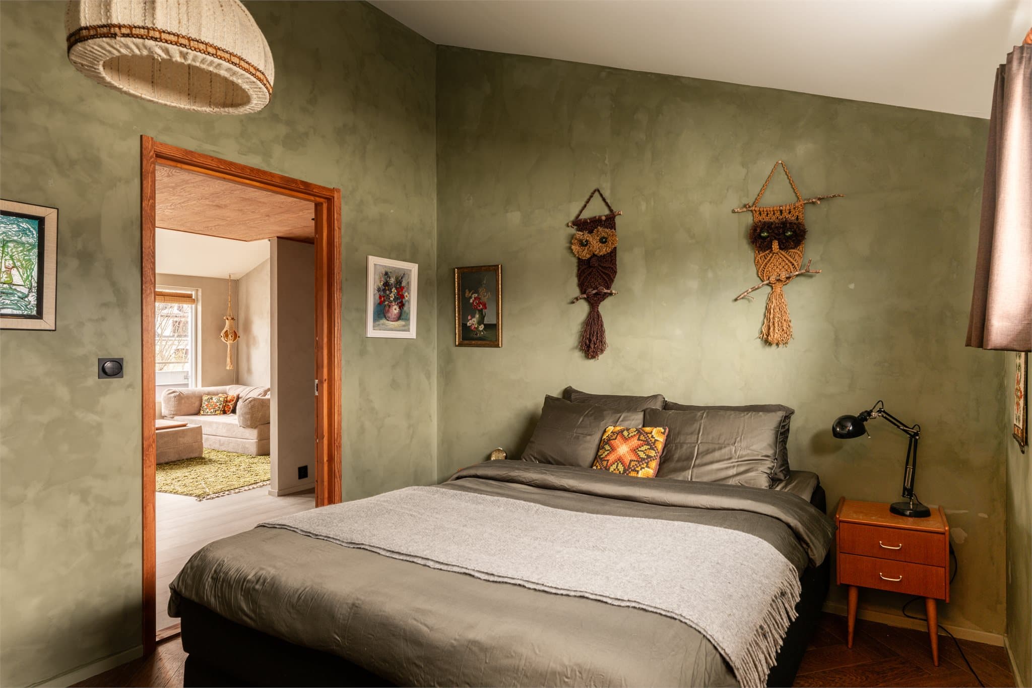 Romslig og lunt soverom med god plass til dobbeltseng og tilhørende møblement.