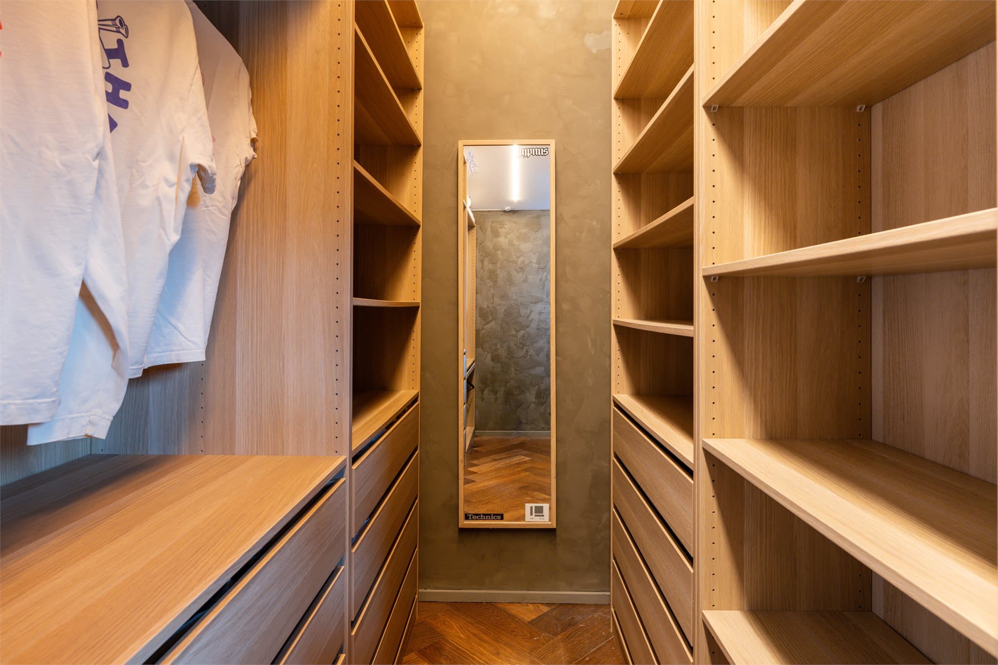 Store, dype garderobeskap med mye lagringsplass.