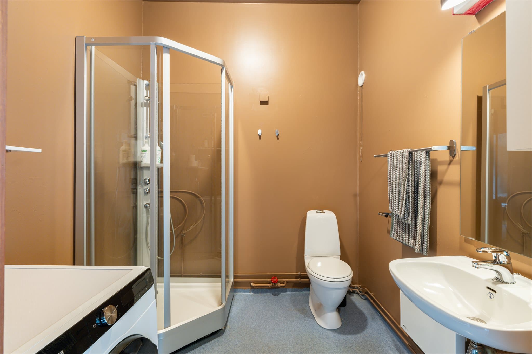 Badet har en eldre standard, men fremstår som funksjonelt med alt man trenger i hverdagen.