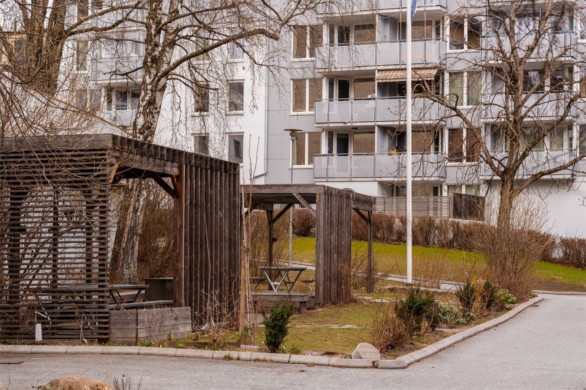 Pene fellesområder like utenfor døren, perfekt for grilling og sosiale sammenkomster.