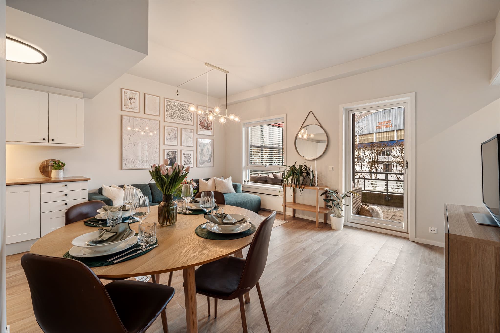 - Leiligheten byr på fast parkeringsplass i garasje og flere oppgraderinger i senere tid -