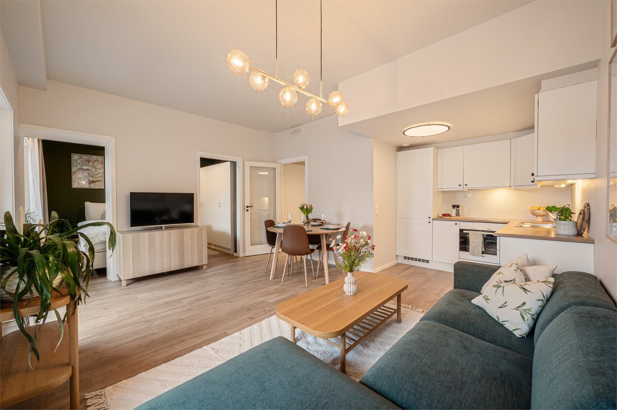 - Leiligheten har en takhøyde på 2,79m² som gir en luftig atmosfære og ekstra romfølelse -