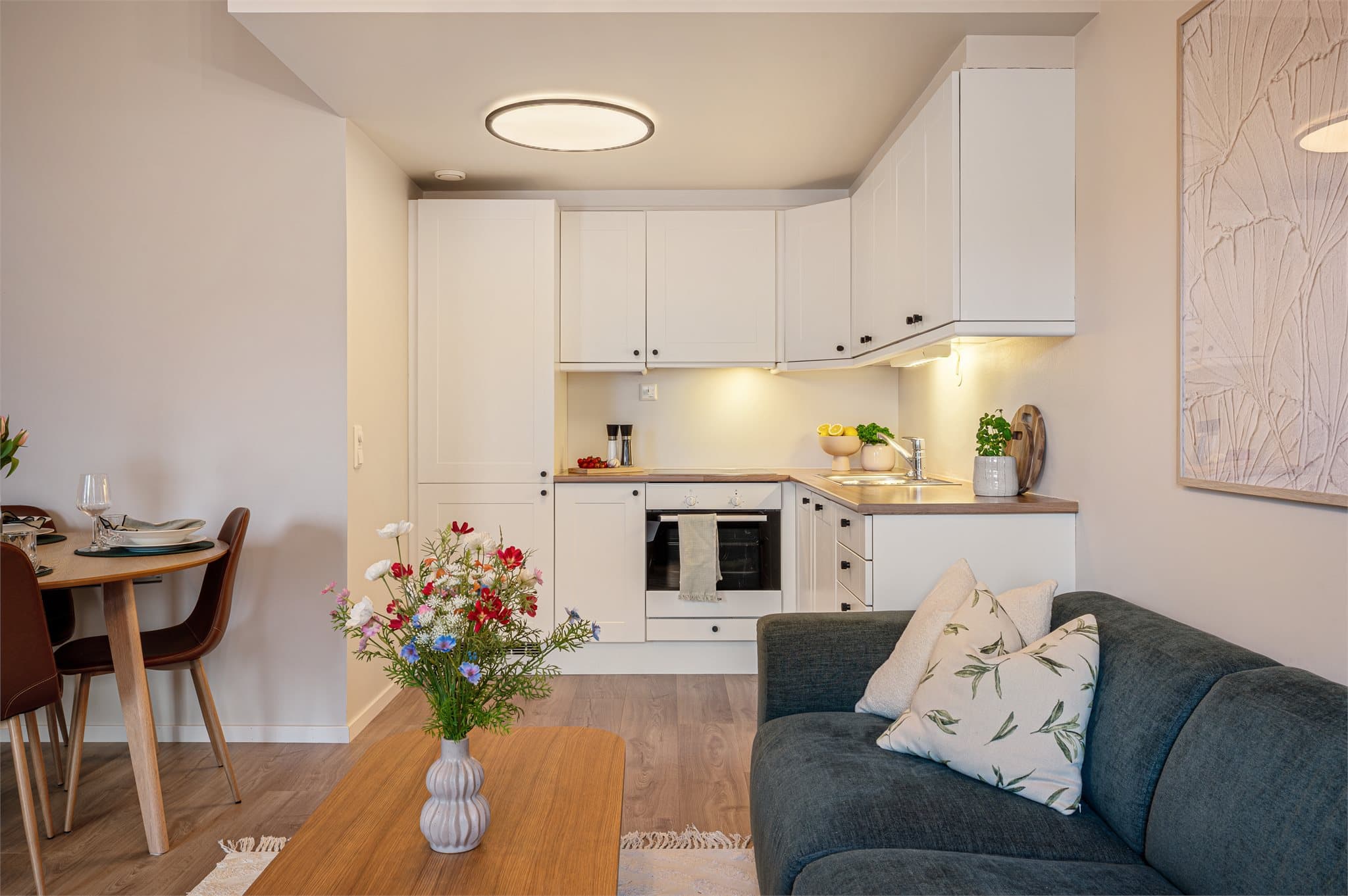 - Den åpne stue og kjøkkenløsningen måler 22,6m² -