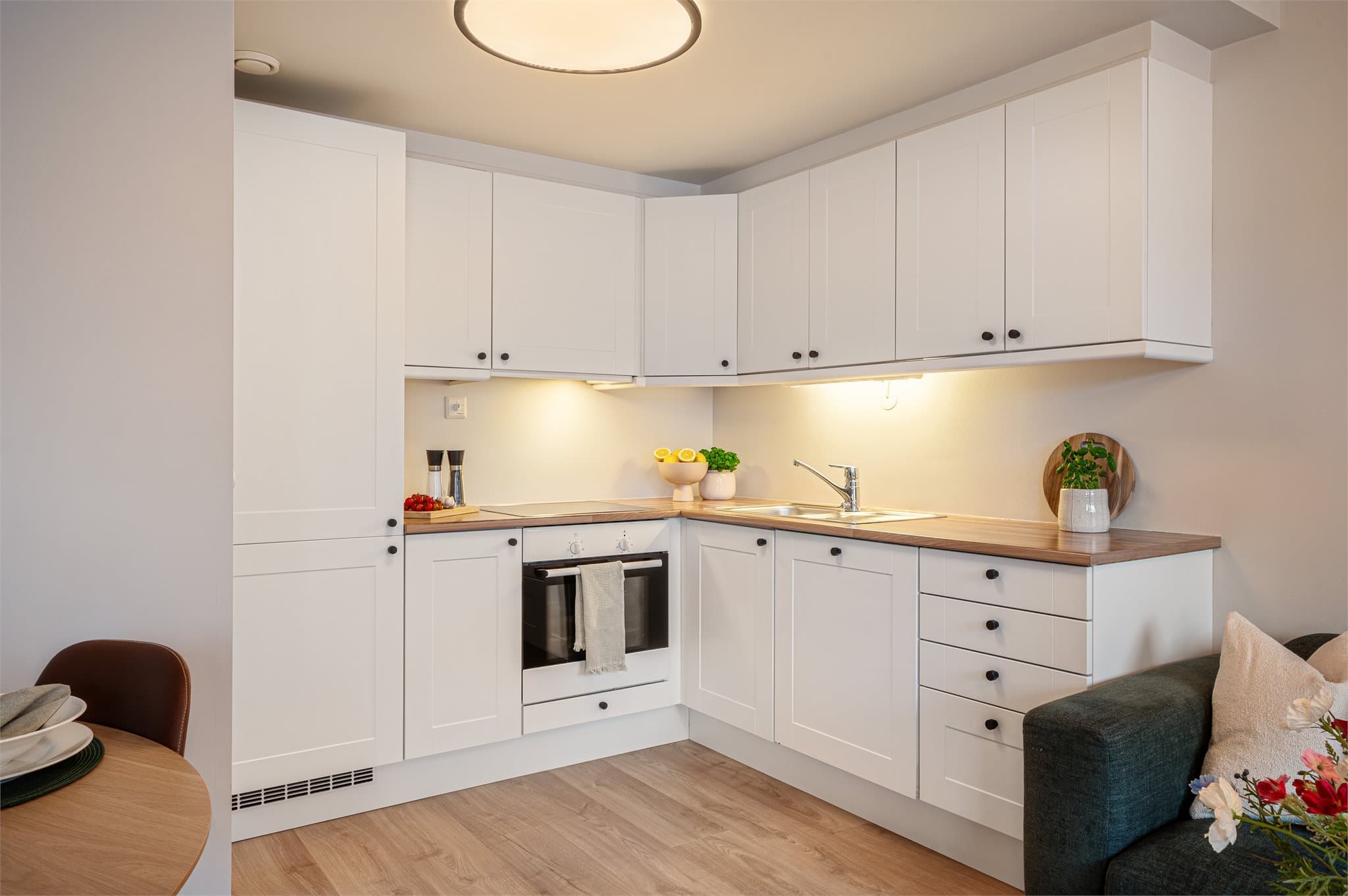 - Lekker kjøkkeninnredning med profilerte fronter og benkeplate i laminat -