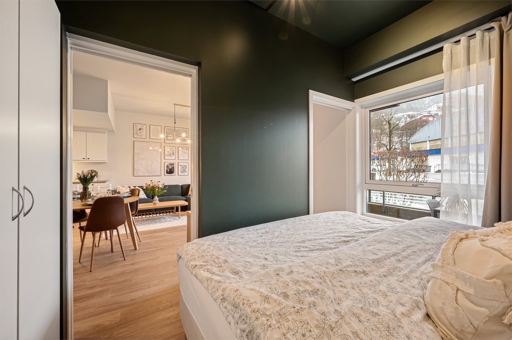 - Merk den praktiske 2-dørs løsningen inn til soverommet -