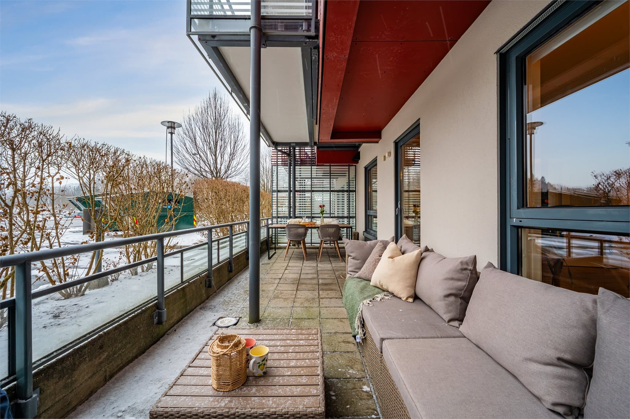 - Uteplassen er delvis overbygget noe som gjør bruksmulighetene større og utemøbler kan stå ute store deler av året -