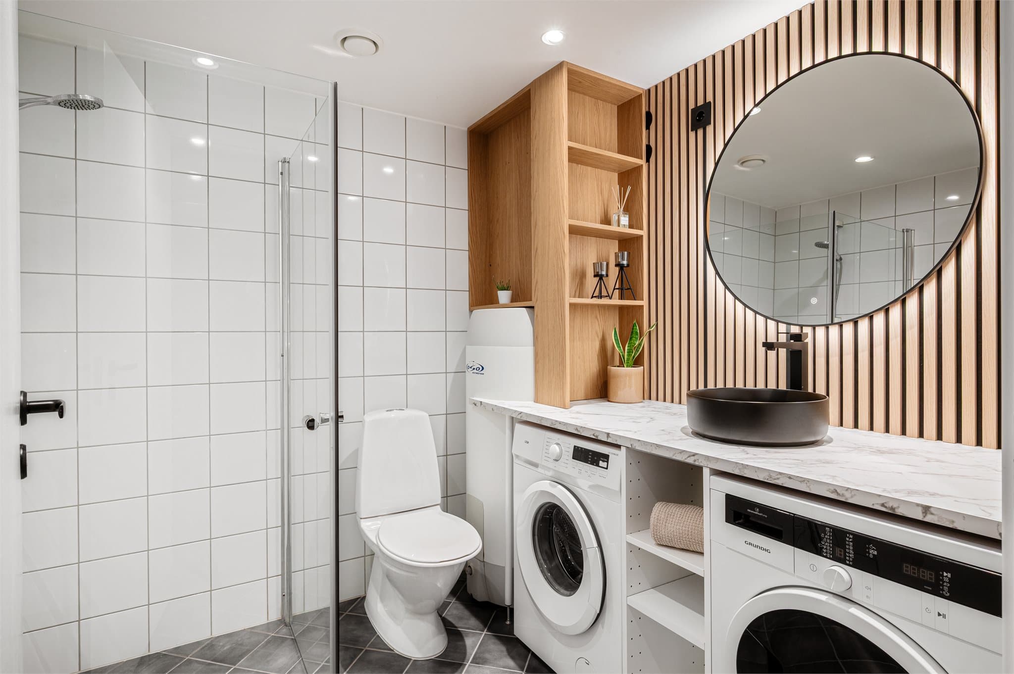 - Ny baderomsinnredning med høyskap, benkeplate, servant, kran, spilevegg, speil med lys, integrerte hyller etc. fra 2026 -