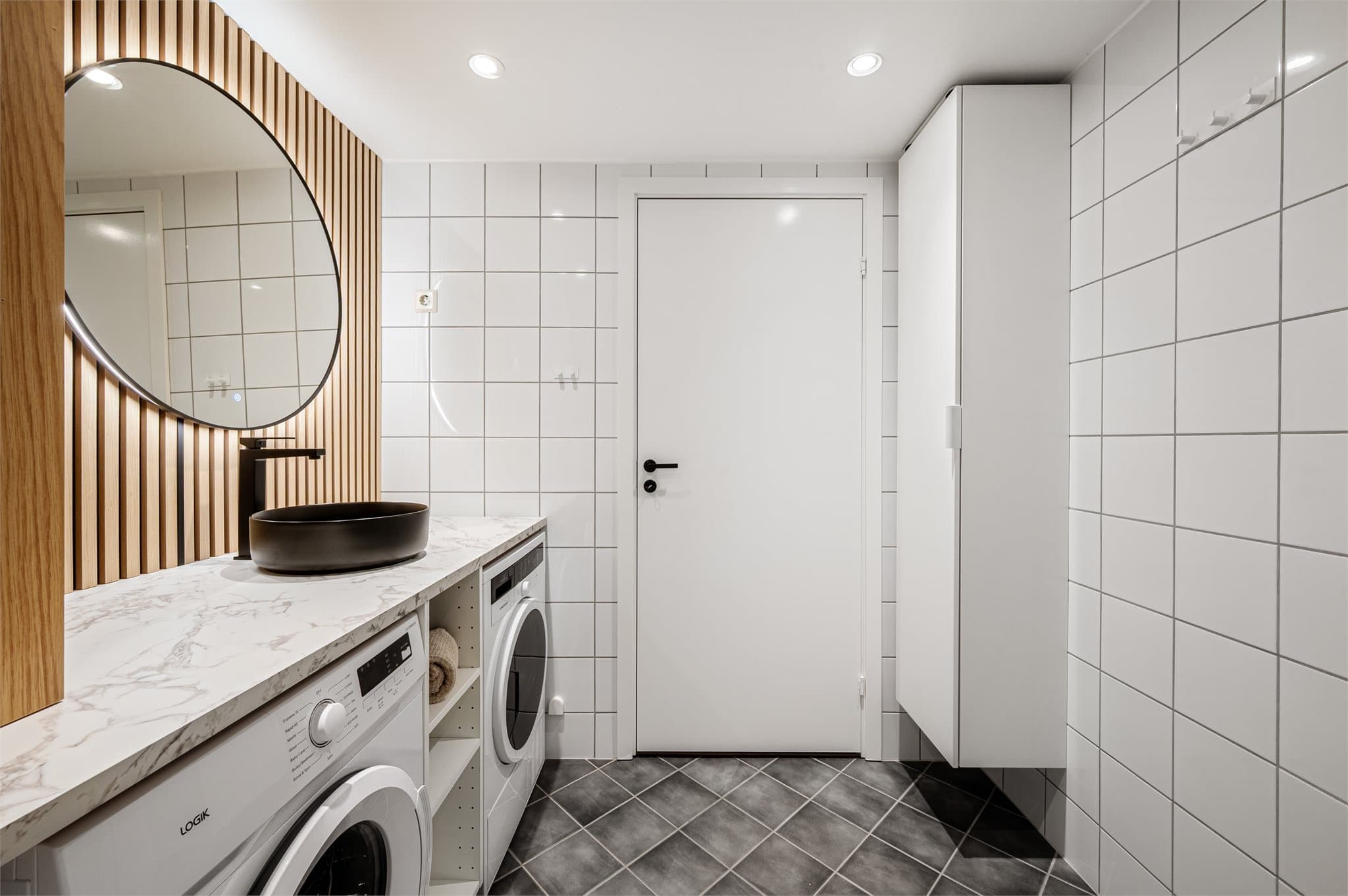 - Det er behagelig varme i gulv og downlights i himling -