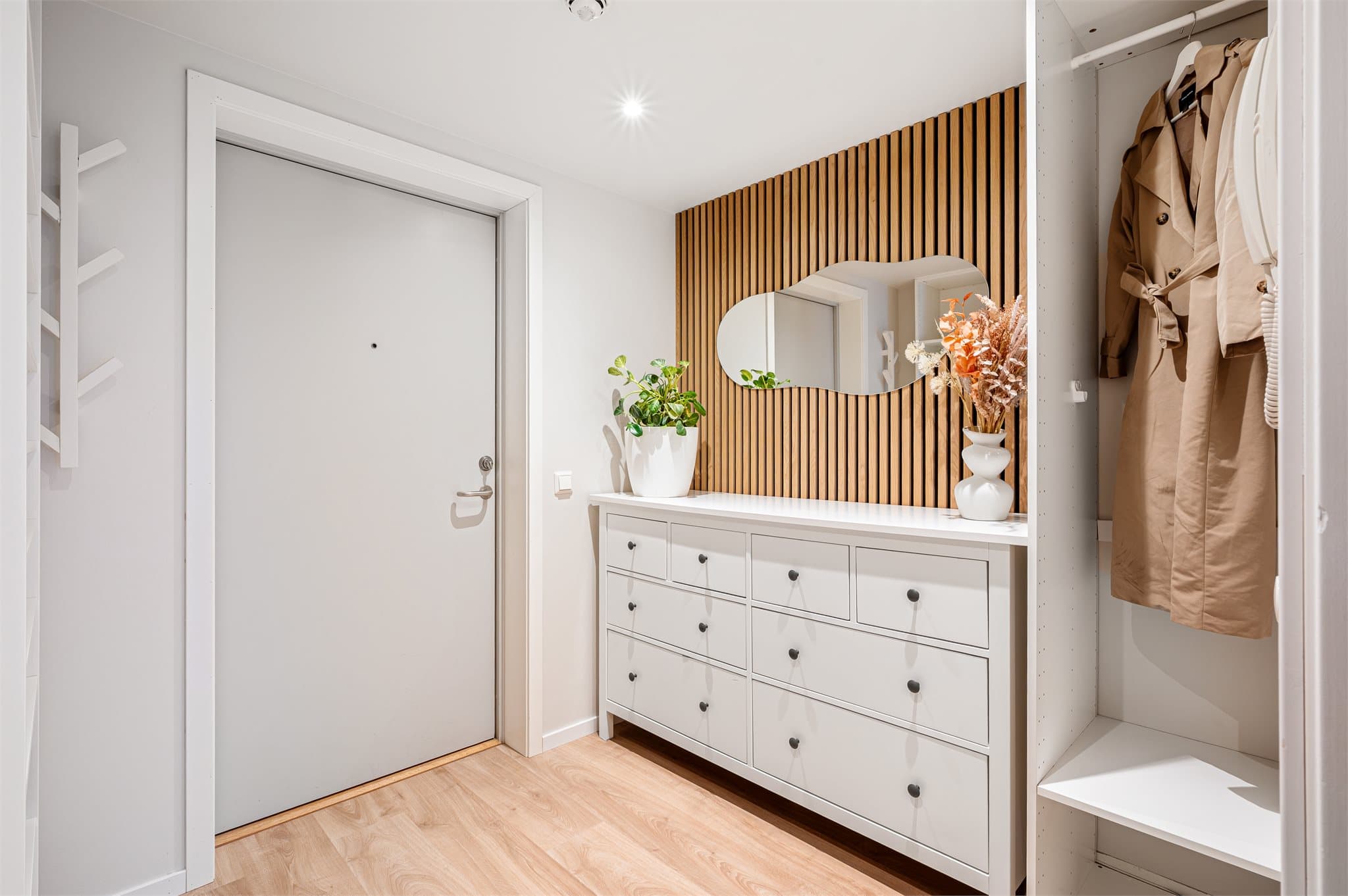 - Du blir ønsket velkommen hjem til en lys og trivelig gang. Svært godt førsteinntrykk av leiligheten! -