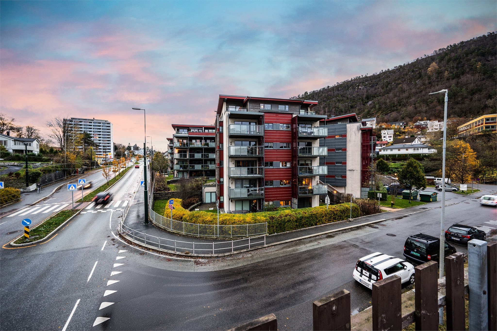 - Nærmeste dagligvare er Rema 1000 Nygård som er en 4 minutters spasertur unna -