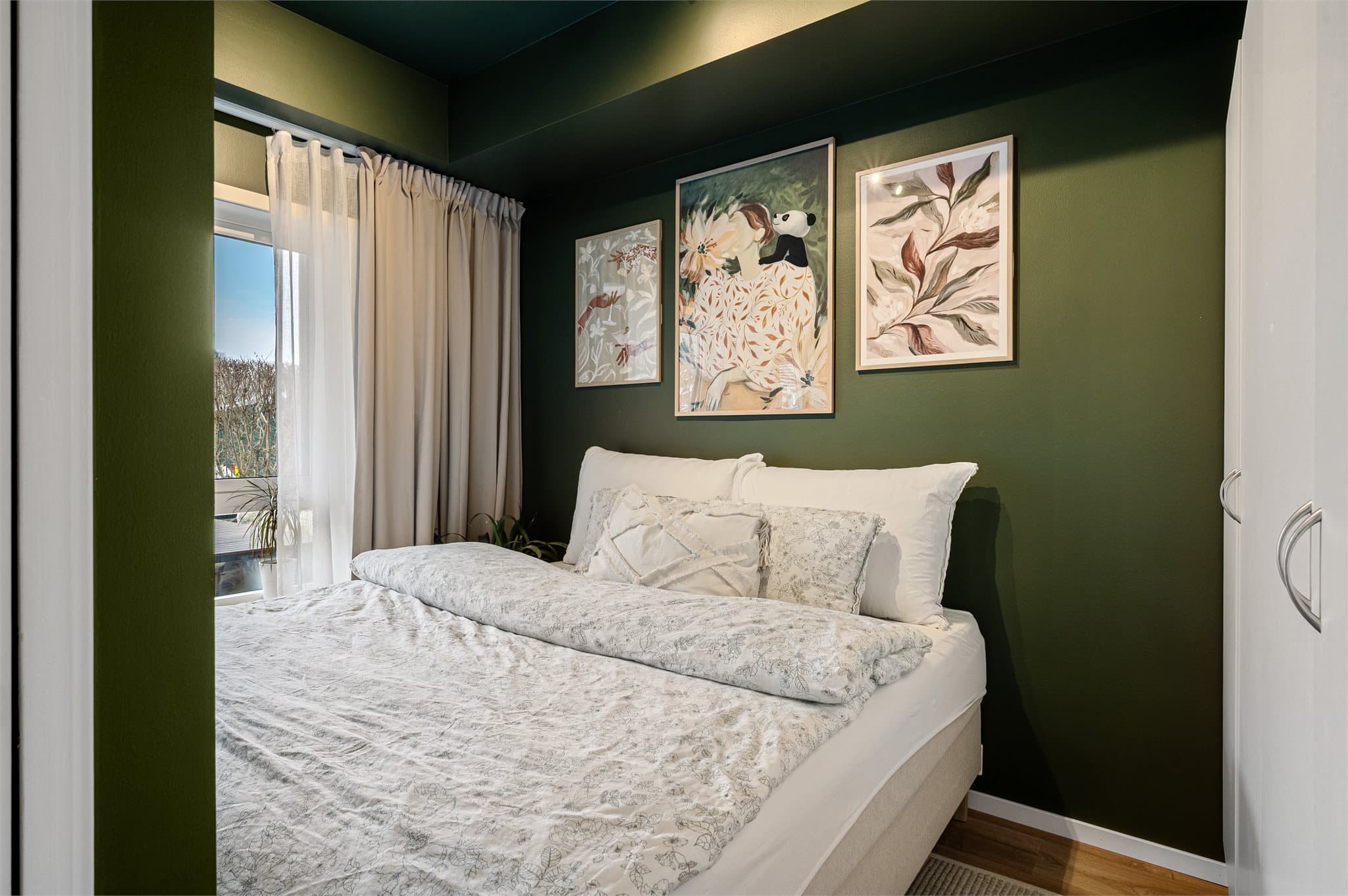 - Soverommet måler 7,7 m². Malt i behagelige fargetoner som innbyr til en god natt søvn -