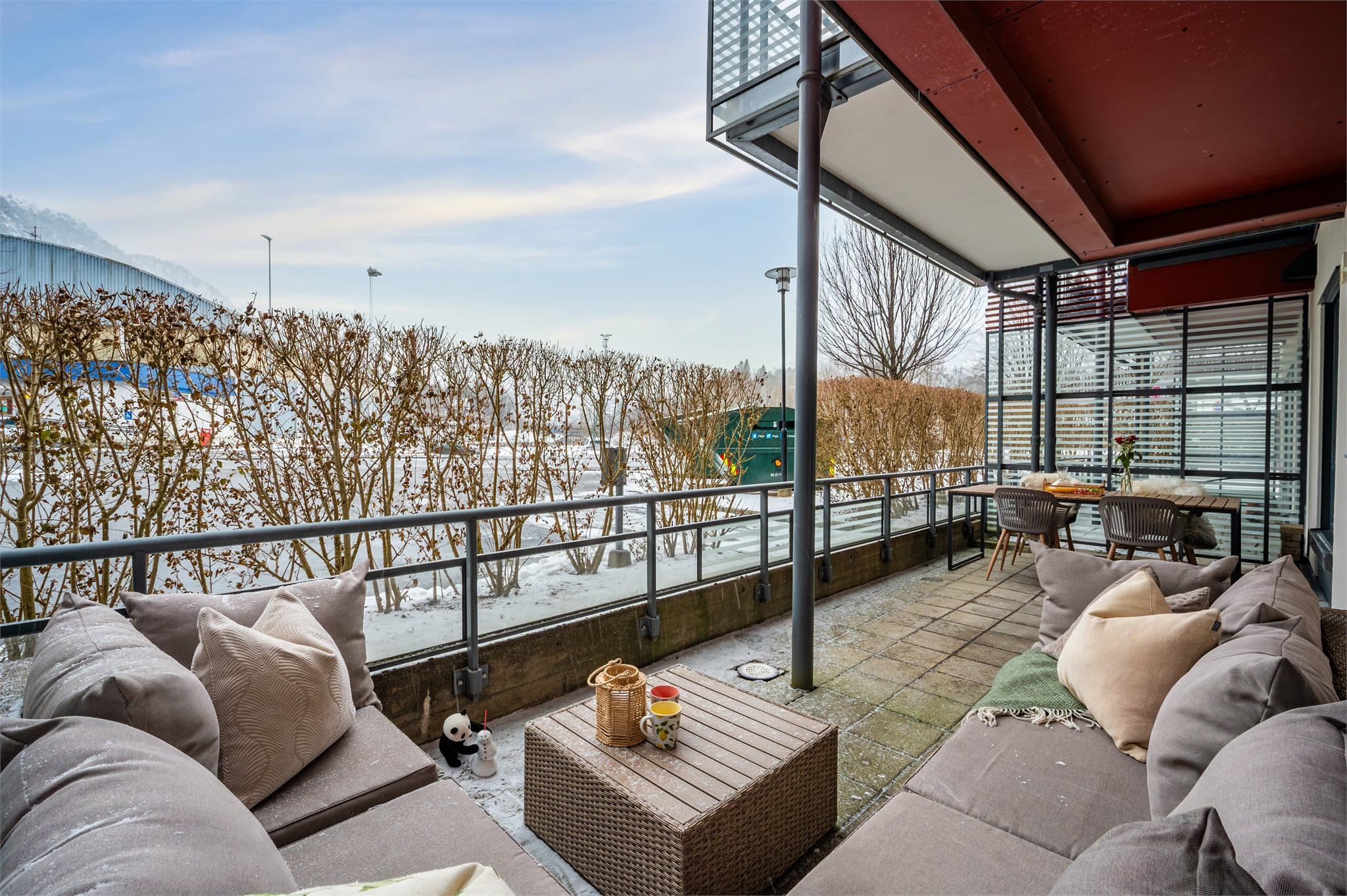 - Privat hellebelagt platting som måler hele 19,2 m² -