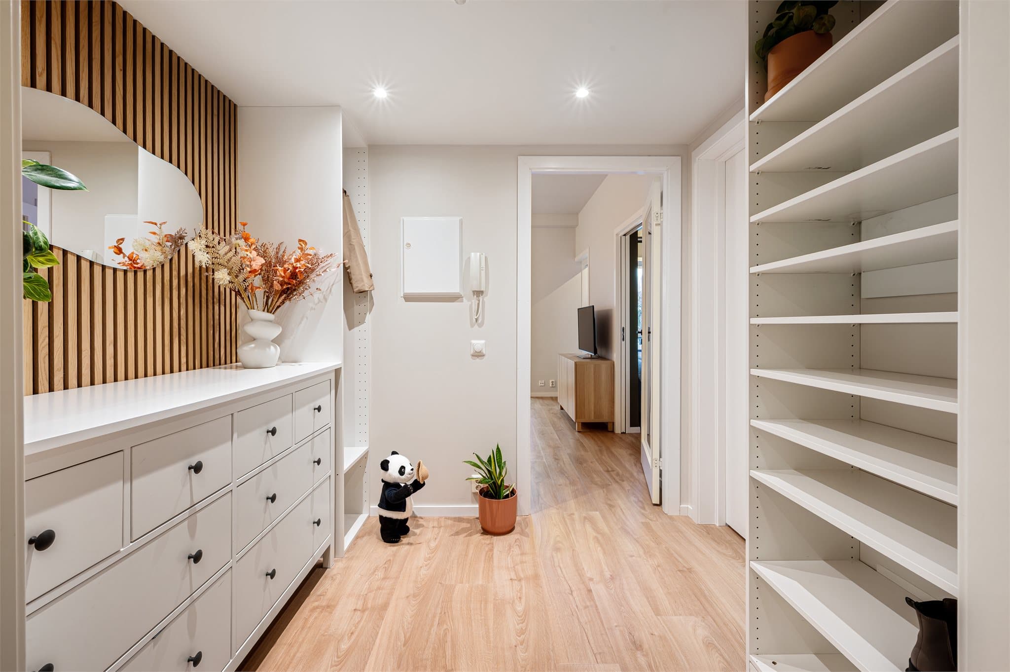 - Entré er innredet i 2025 med ny spilevegg og fastmontert garderobeløsning + skoskap -