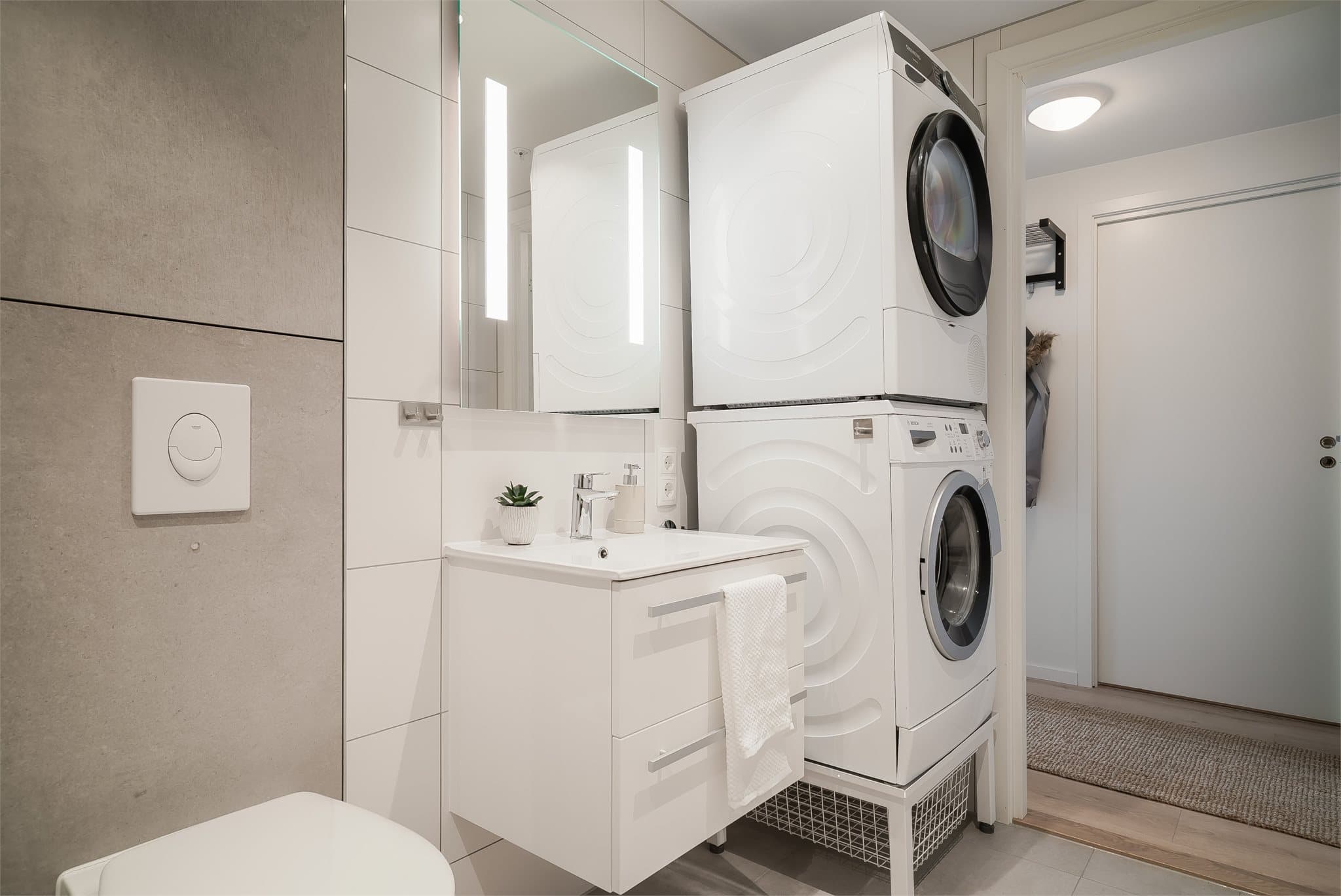 Badet er tilrettelagt med opplegg for vaskemaskin og rør-i-rør system fra byggeår.