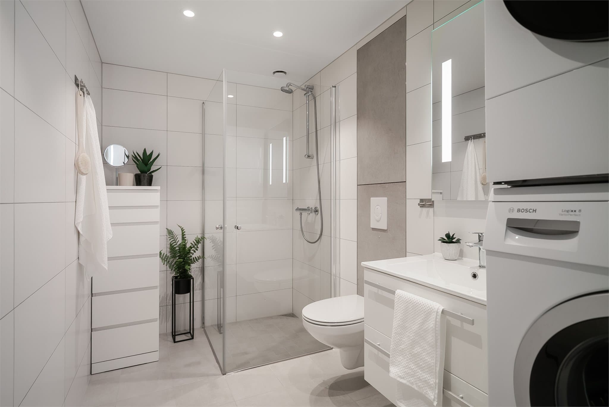 Pent baderom med moderne uttrykk og god romfølelse.