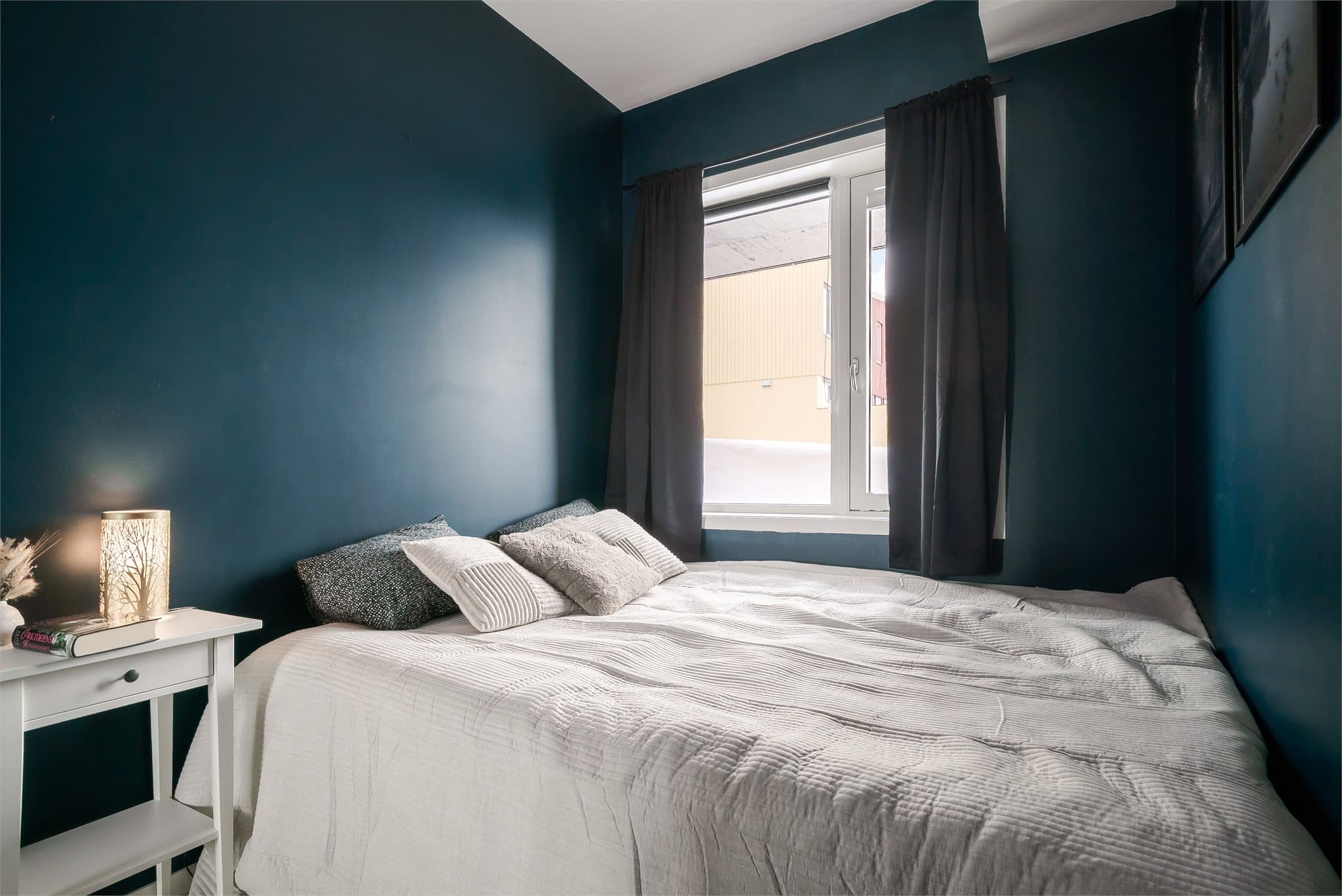 Rommets store vindu slipper inn godt med dagslys og gir en luftig og behagelig atmosfære.