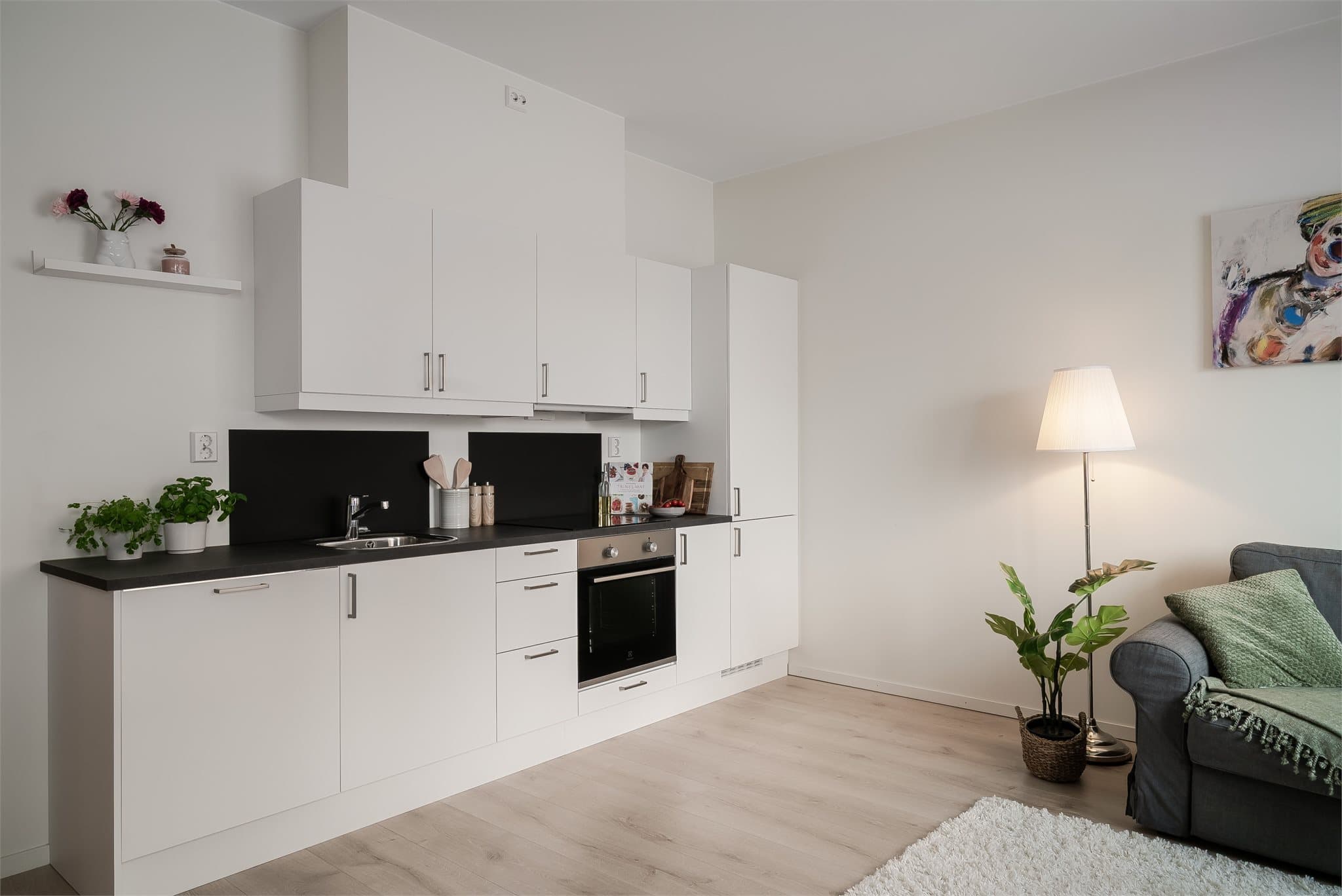 Leiligheten har en åpen stue- og kjøkkenløsning som skaper en god atmosfære.