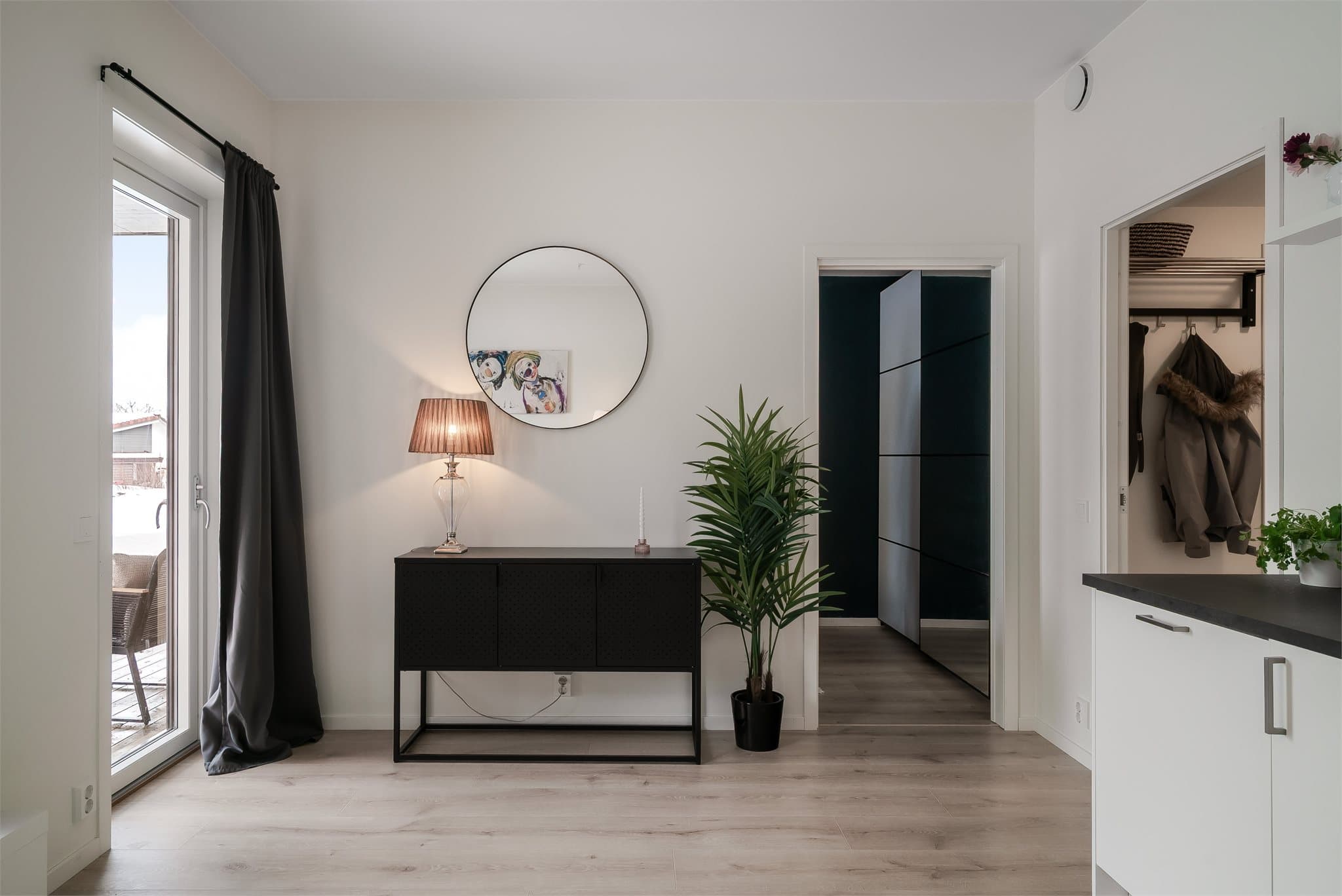 Fra stuen har man utgang til en terrasse på ca. 9 kvm.