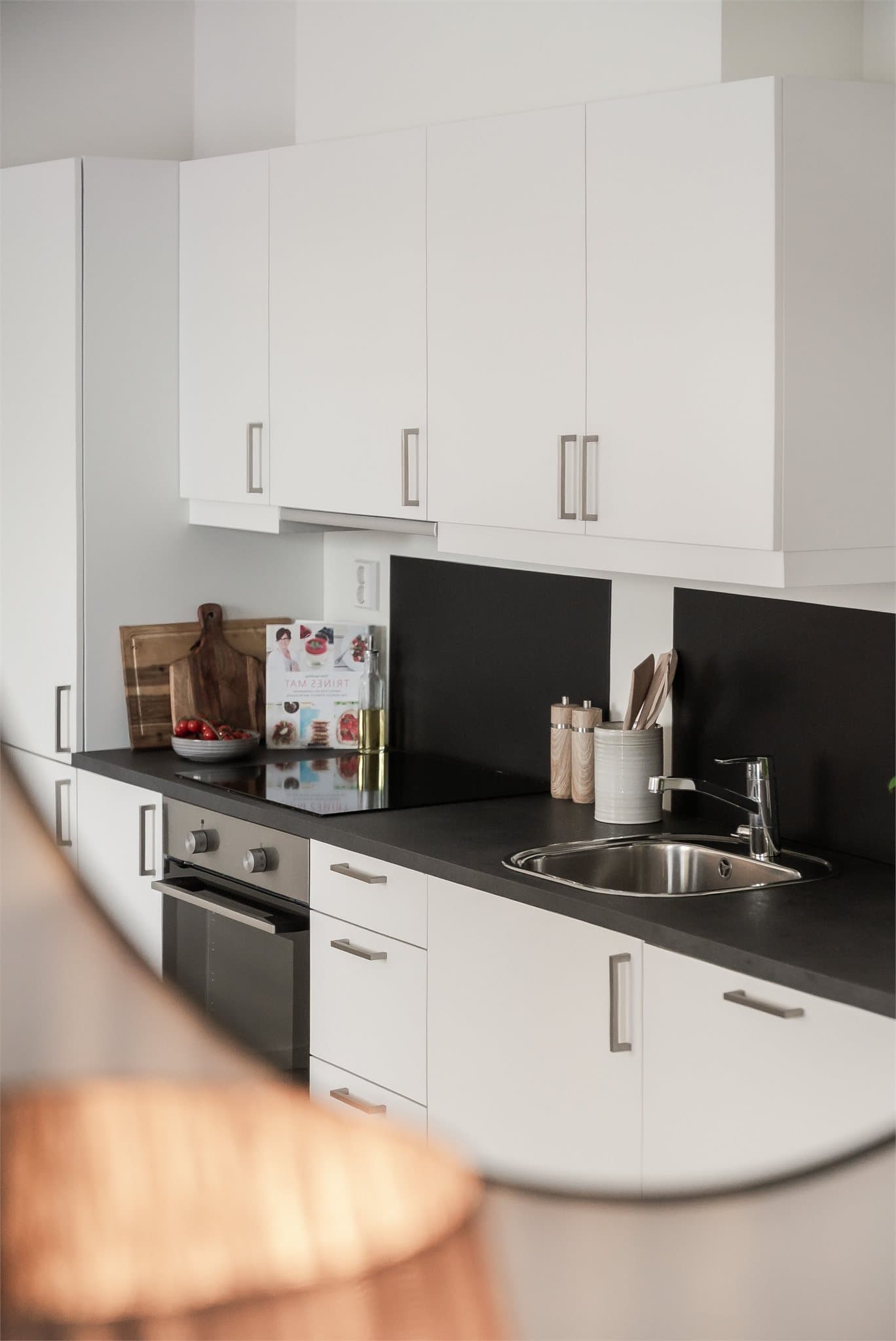 Kjøkkenet har et stilrent uttrykk med glatte fronter og god skapplass.