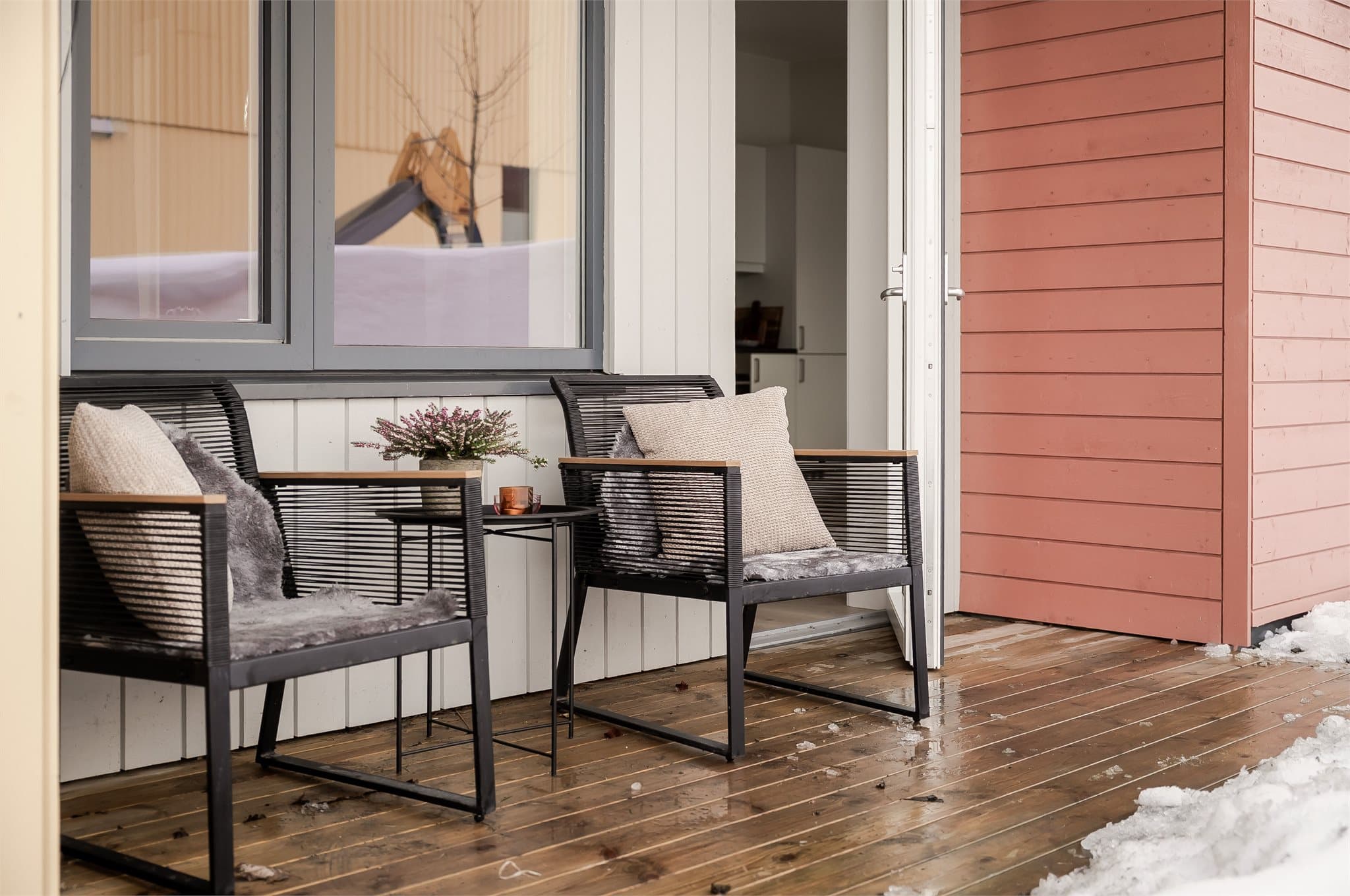 Her er det god plass til ønsket utemøblement og hyggelige samlinger på fine dager.