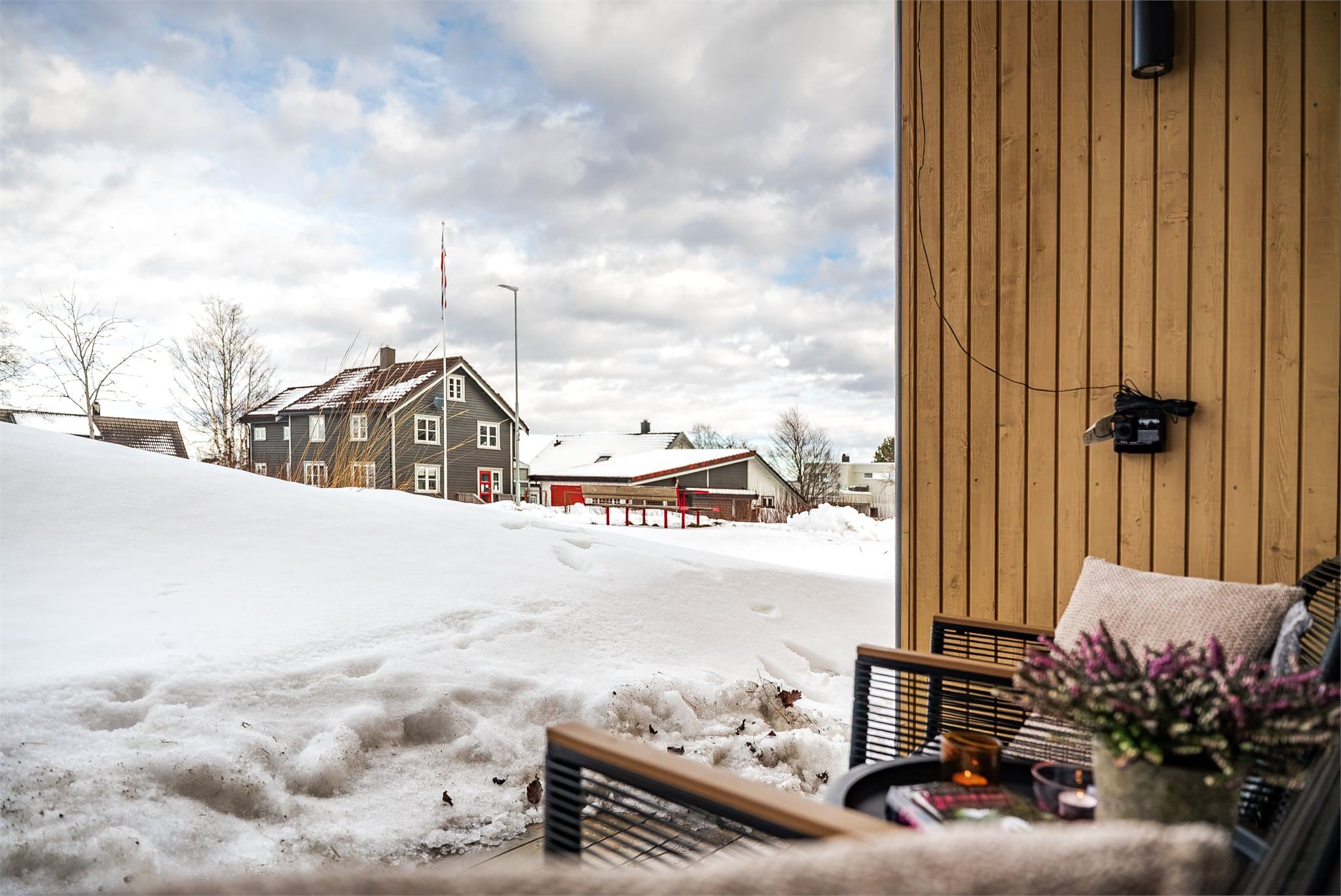 Utenfor terrassen finner du flotte grøntområder som gir en åpen og luftig følelse. Perfekt for både avslapning og lek.