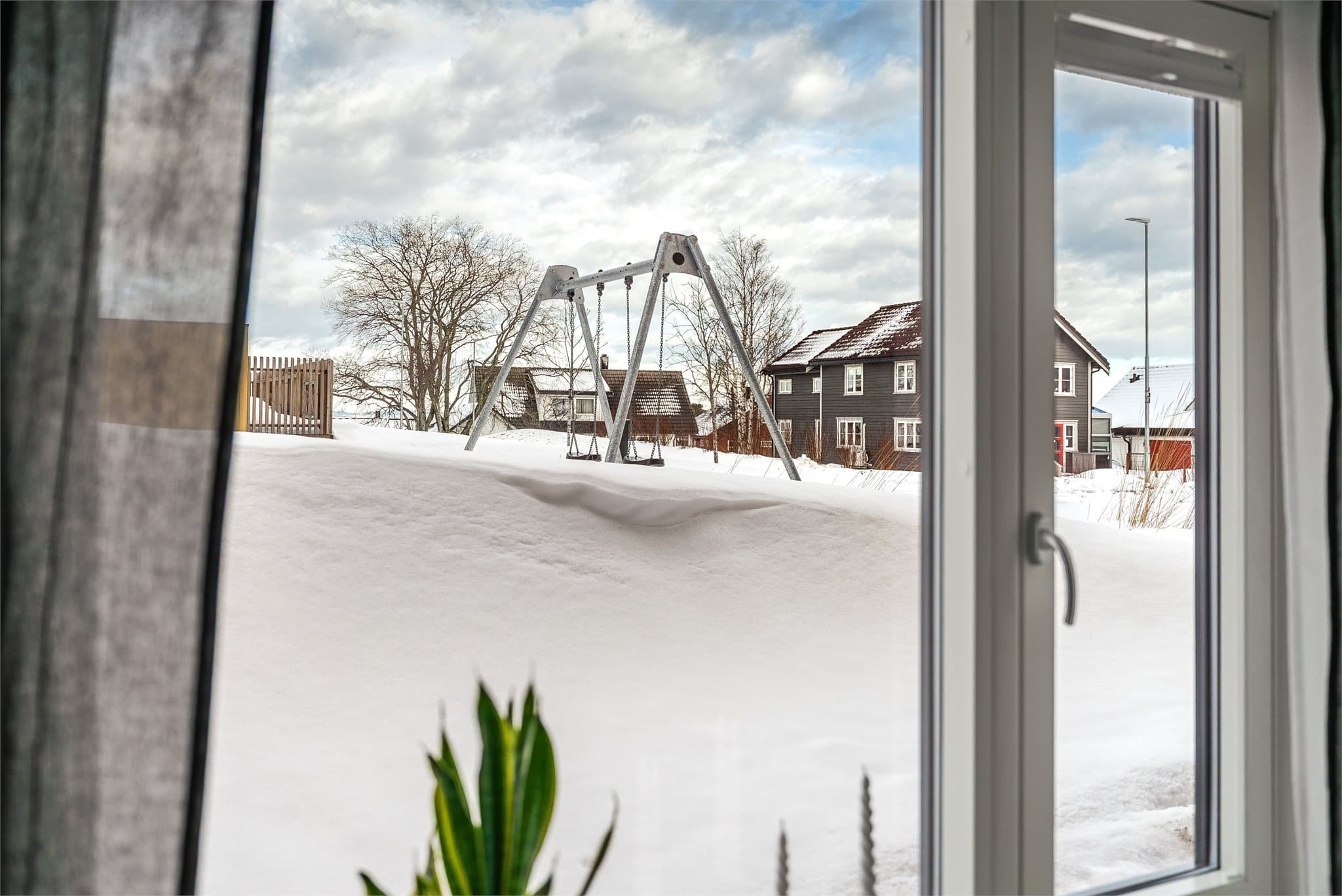 Store vindusflater slipper inn mye naturlig lys til boligen.