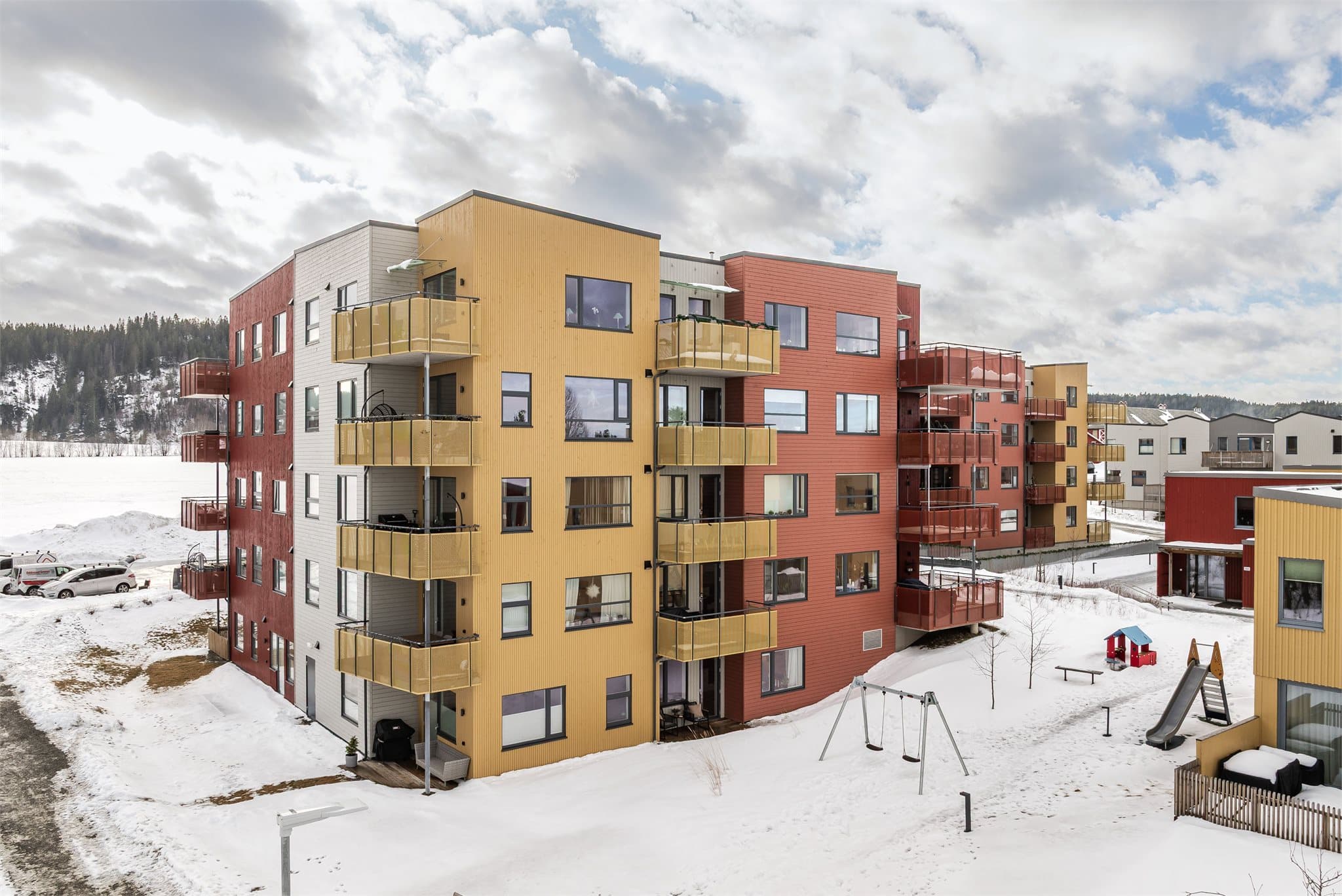 Leiligheten ligger i et rolig og etablert boligområde med lite trafikk.
