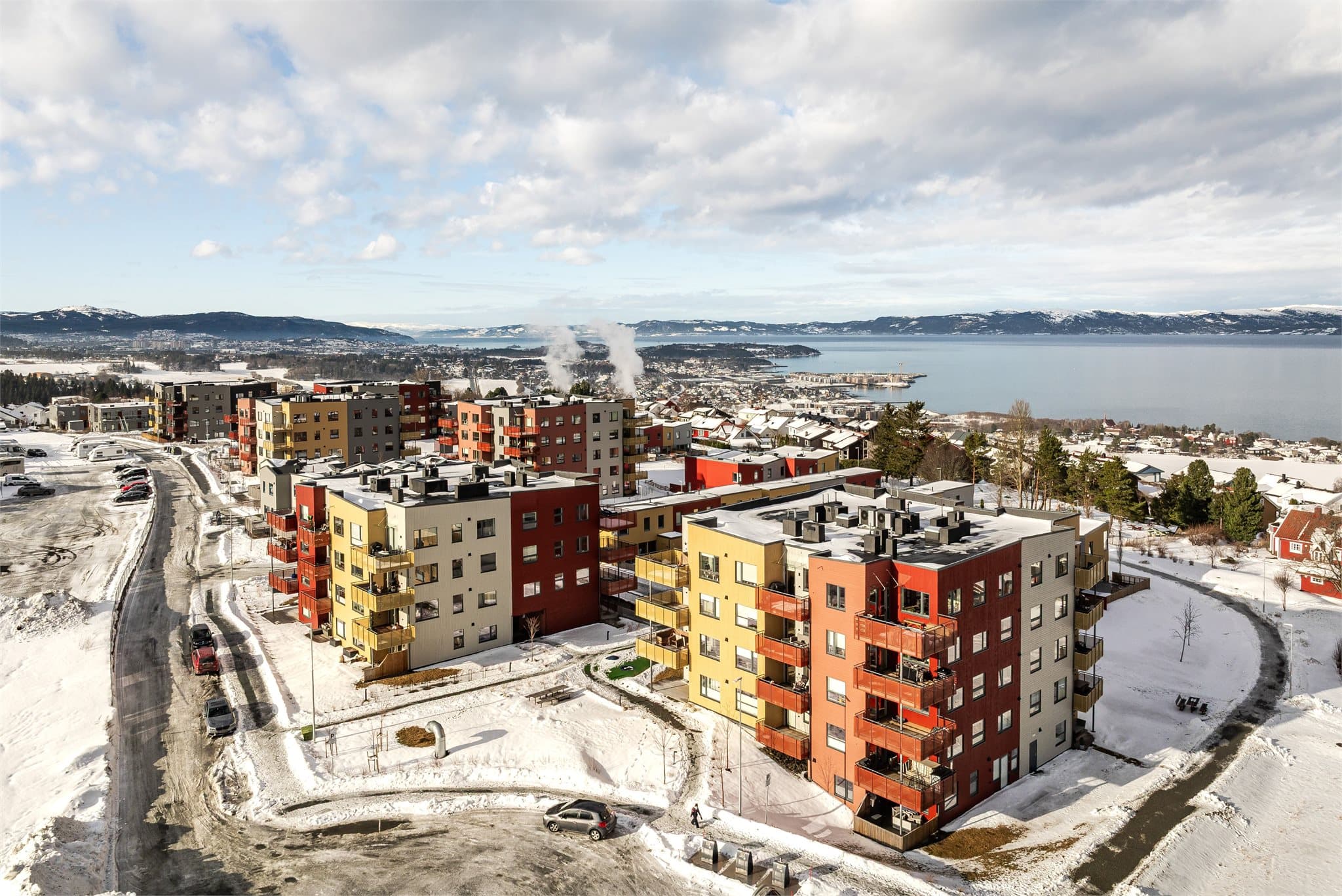 Gode kollektivforbindelser med bussholdeplass kort vei fra leiligheten.