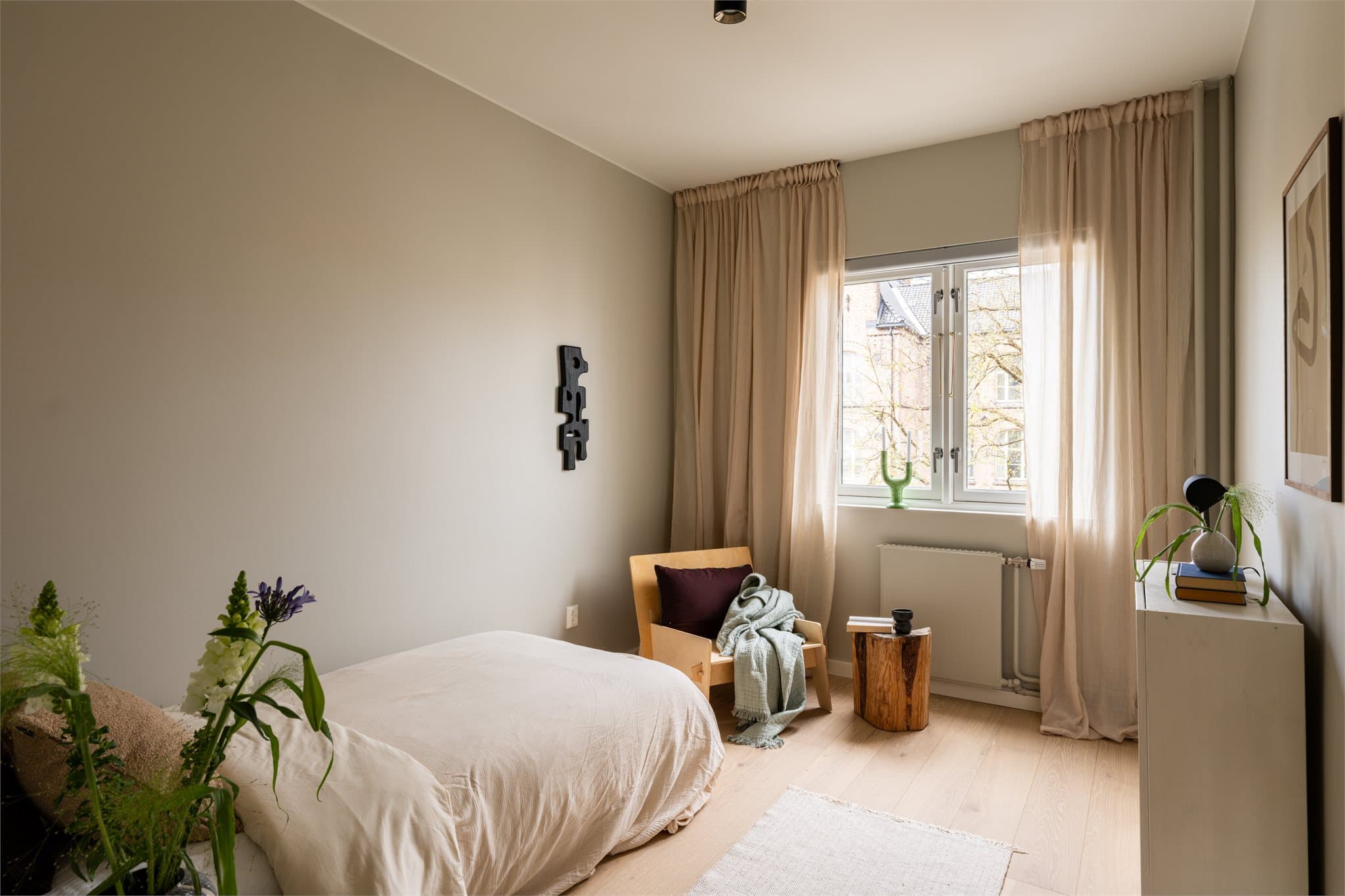 Lekkert soverom med god plass til seng, skrivepult og oppbevaring.