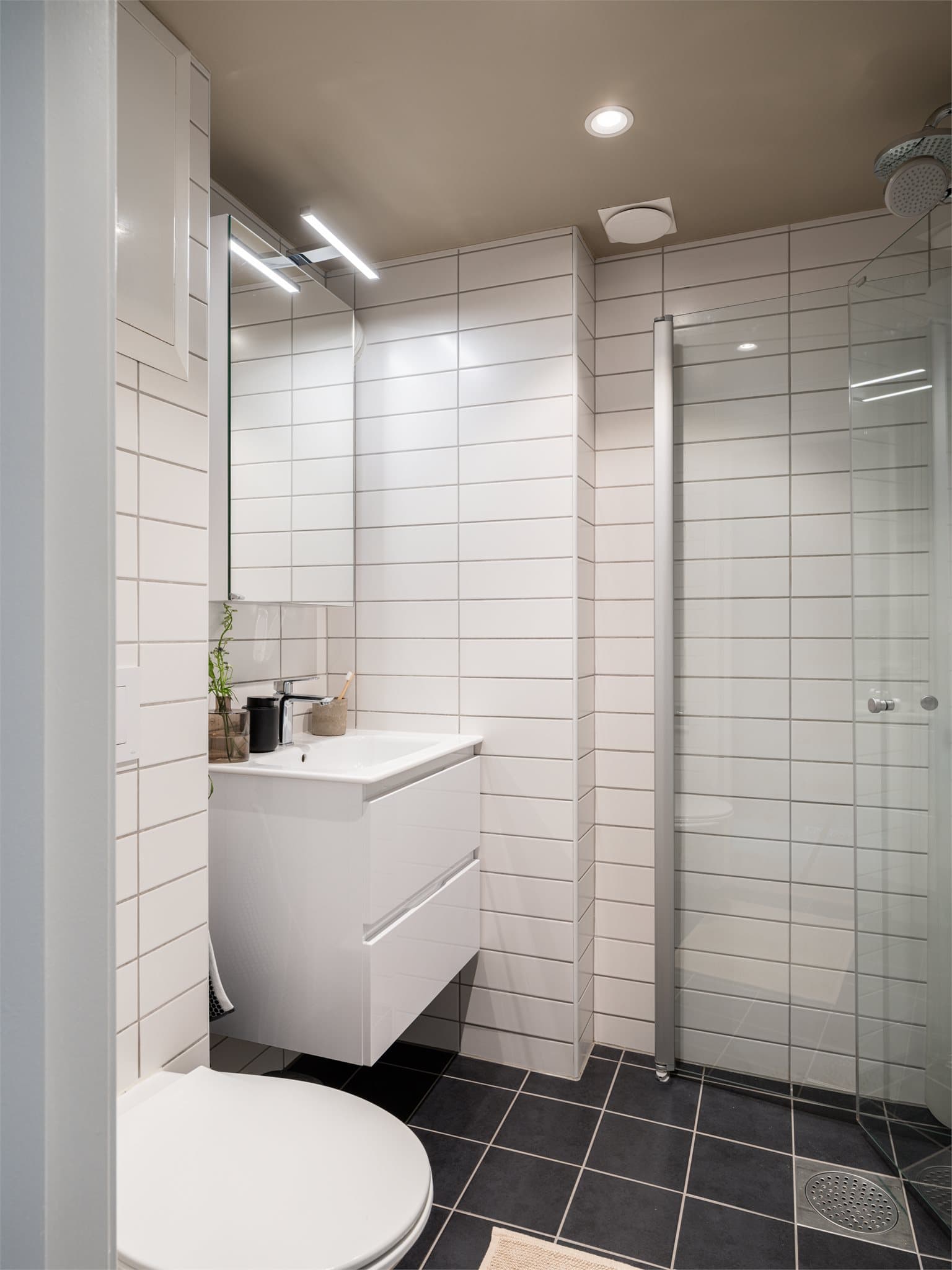 Badet ble pusset opp i regi av tidligere eier i 2016, og er senere oppgradert i 2026 med veggskap og servantskap fra Lind, servant i porselen fra Roca, servantbatteri fra Grohe samt speilskap fra Voss med integrert belysning.
