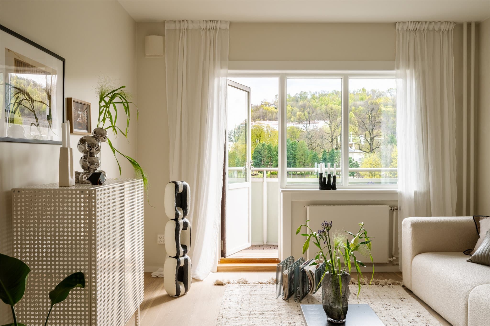 Leiligheten er oppvarmet med radiatorer via sentral fjernvarme.