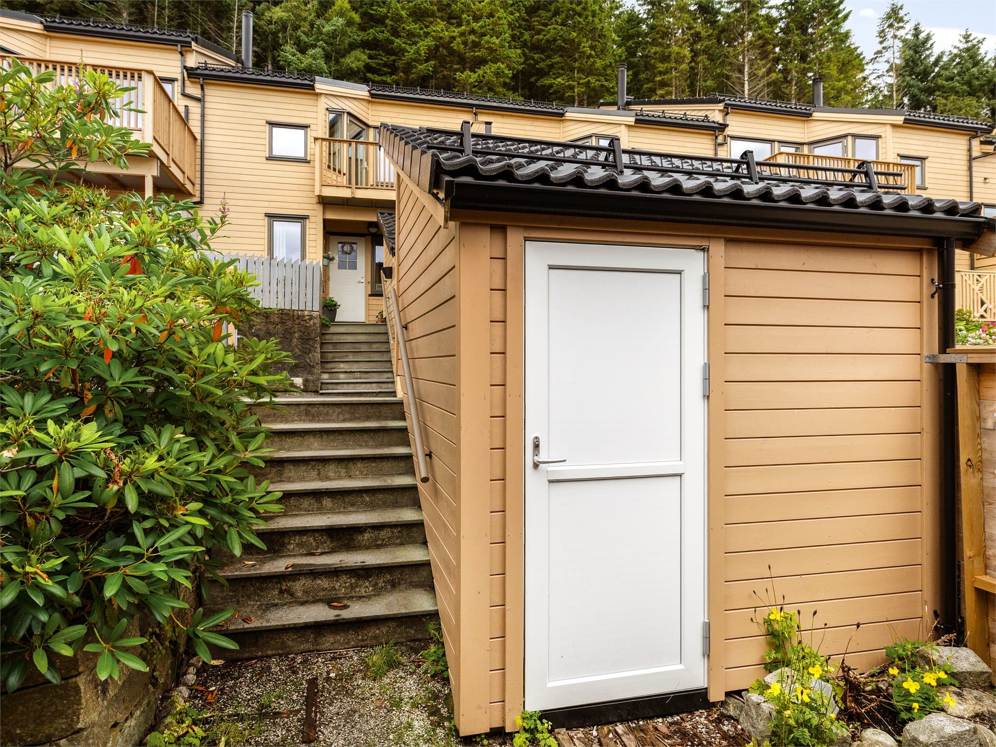 Verdifull lagringsplass med utvendig bod på 4,8m²