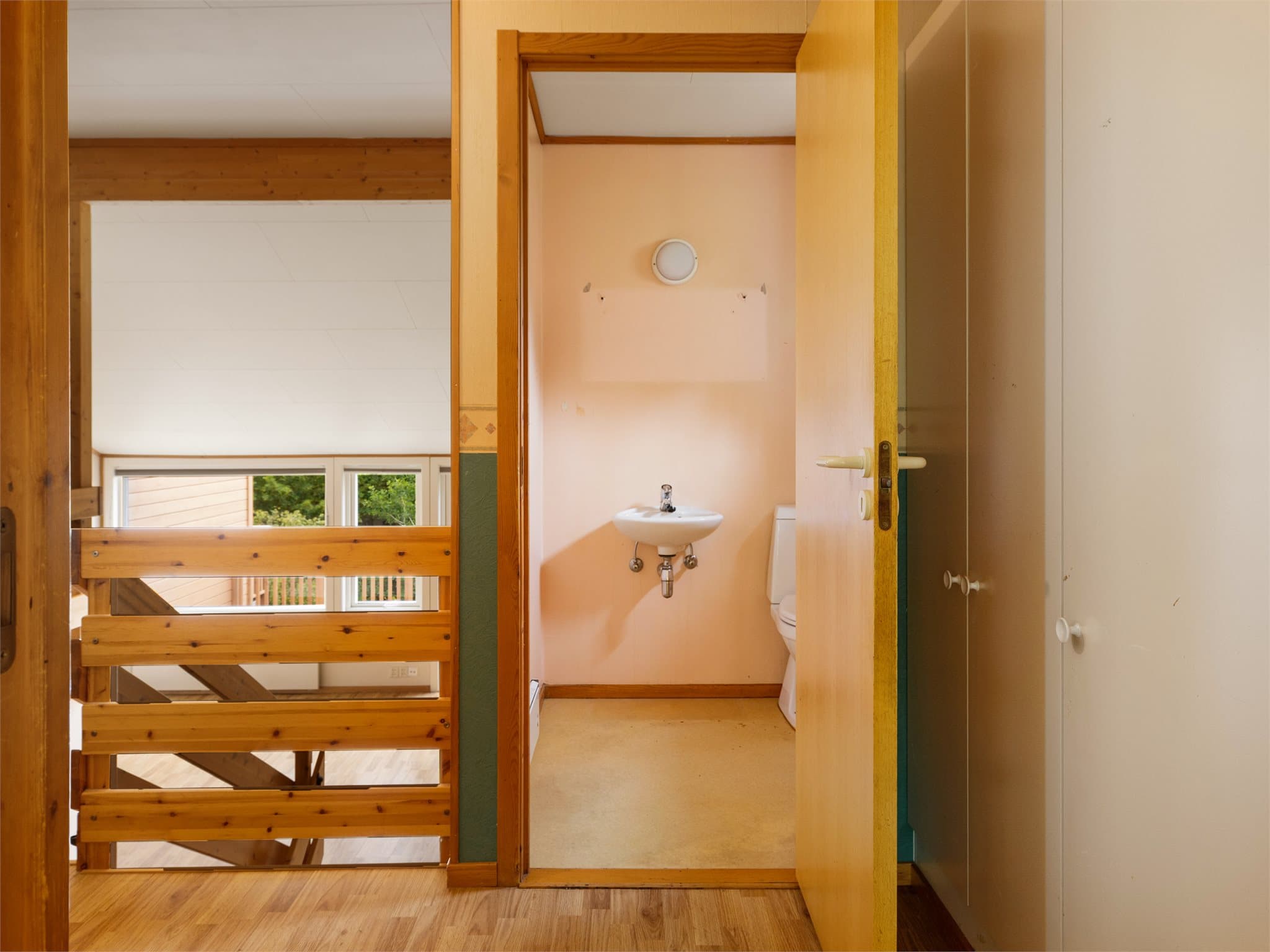 Toalettrom i hovedetasje måler 2,5m²