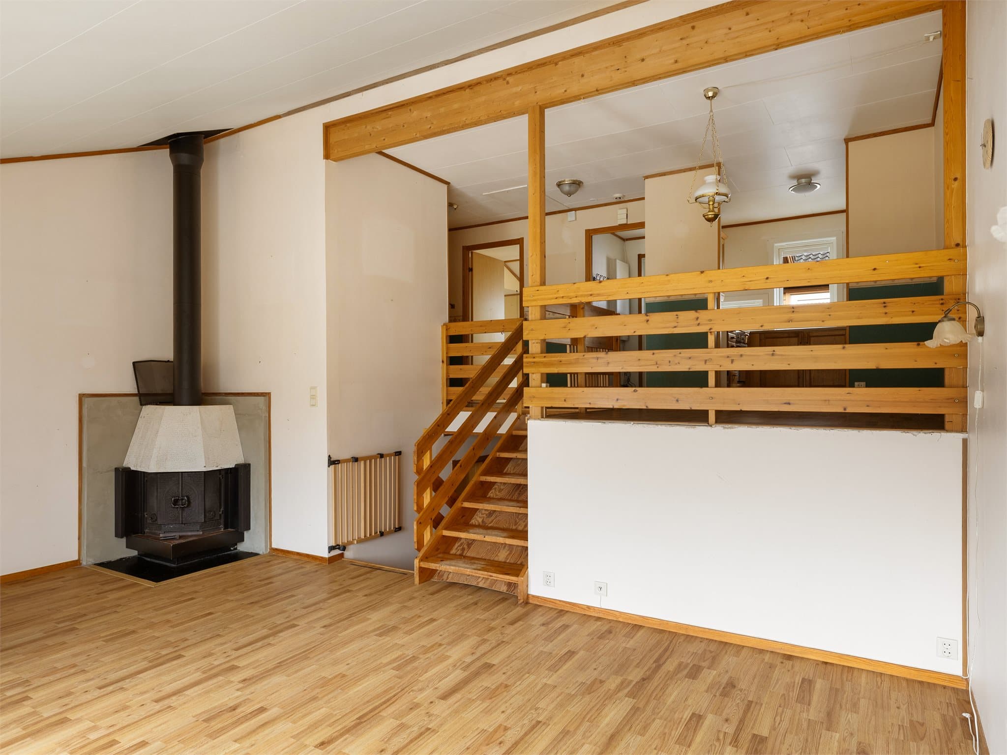 Ildsted i stue bidrar til lavere strømutgifter og ekstra hygge!