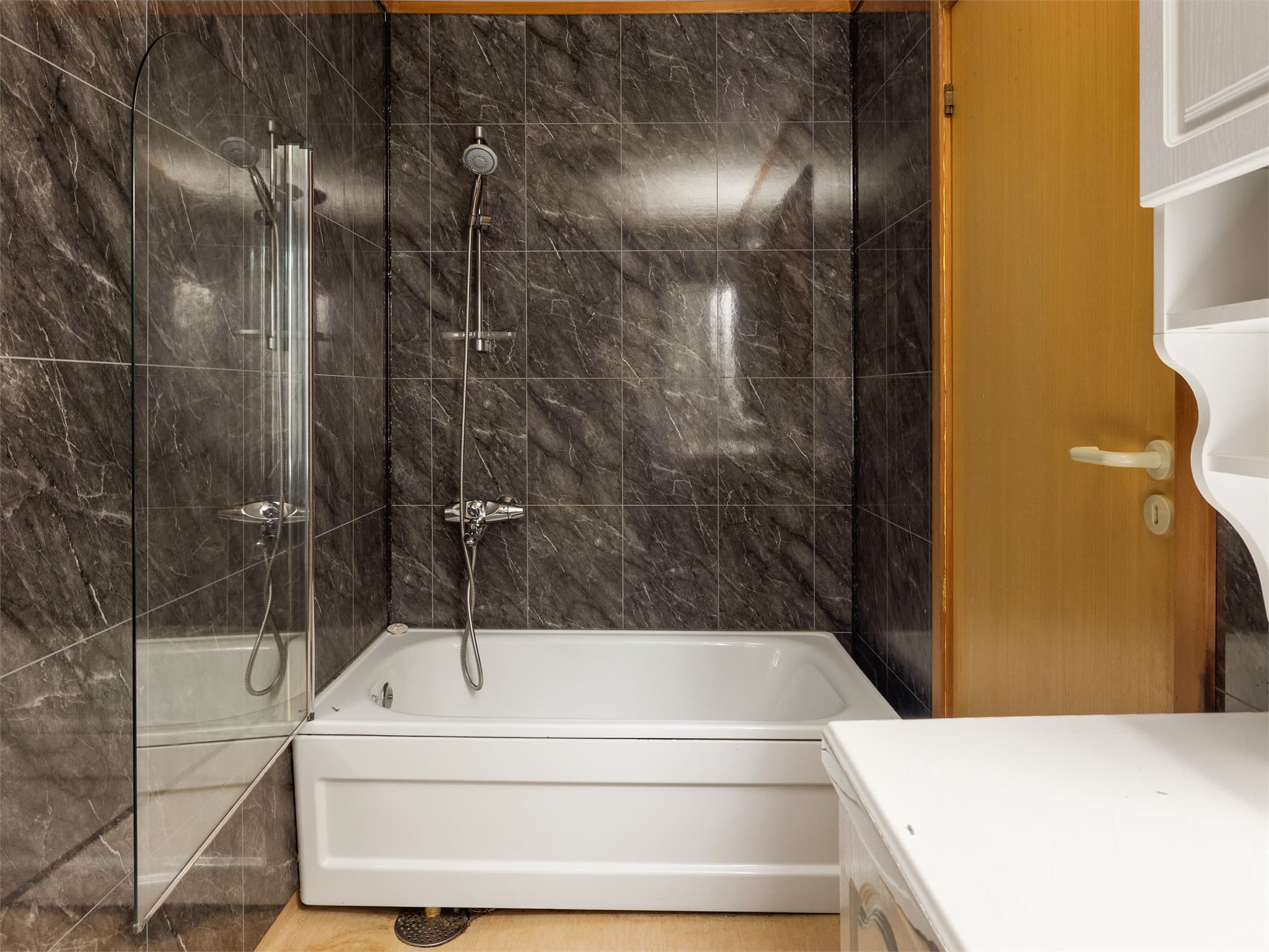 Badet måler 4,6m² og har gulvvarme