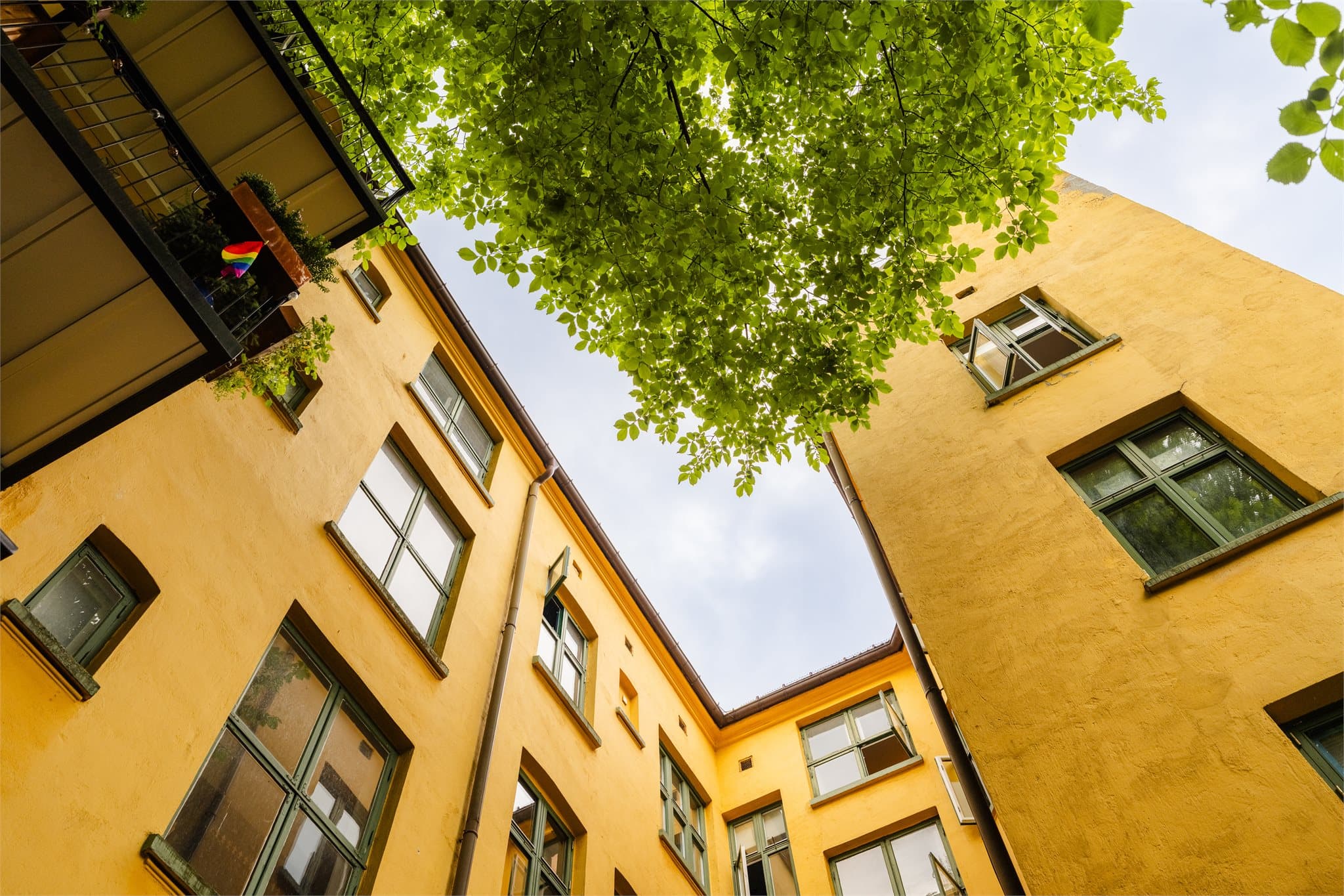 Leiligheten ligger tilbaketrukket fra gaten, mot en rolig bakgård.